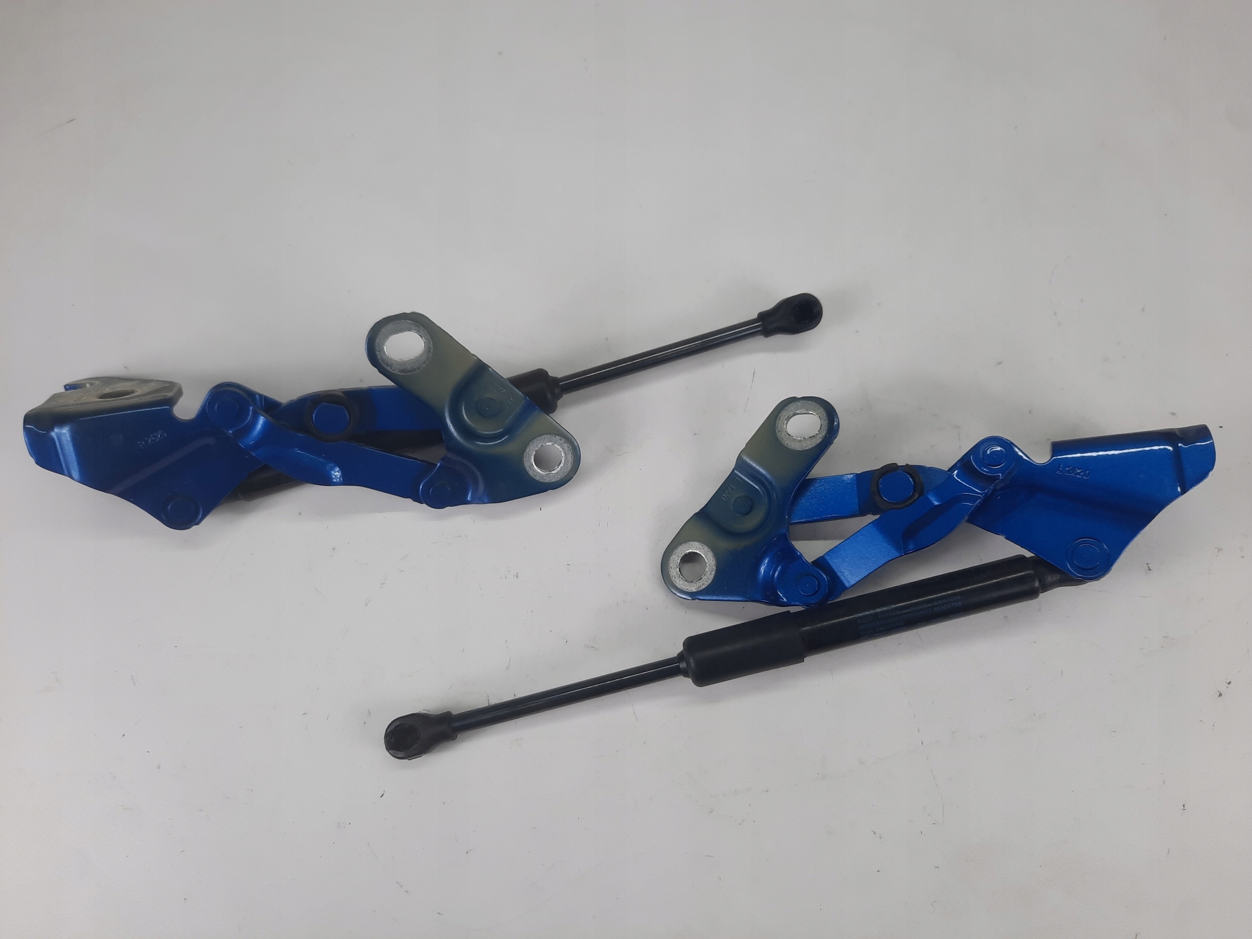 2GC827301A 2GC827302A - ПЕТЛІ ЛЮКА БАГАЖНИК КОМПЛЕКТ VW T-ROC КАБРІОЛЕТ