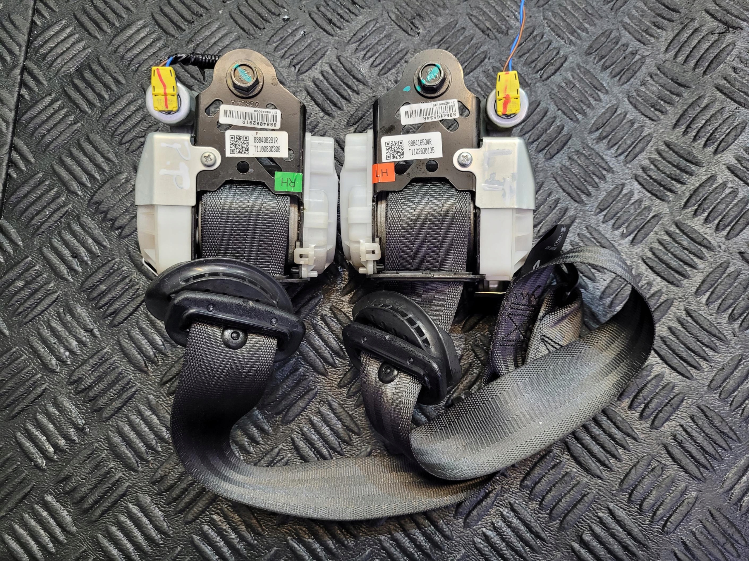 ремень безопасности зад задний правый 888408291R Dacia SPRING