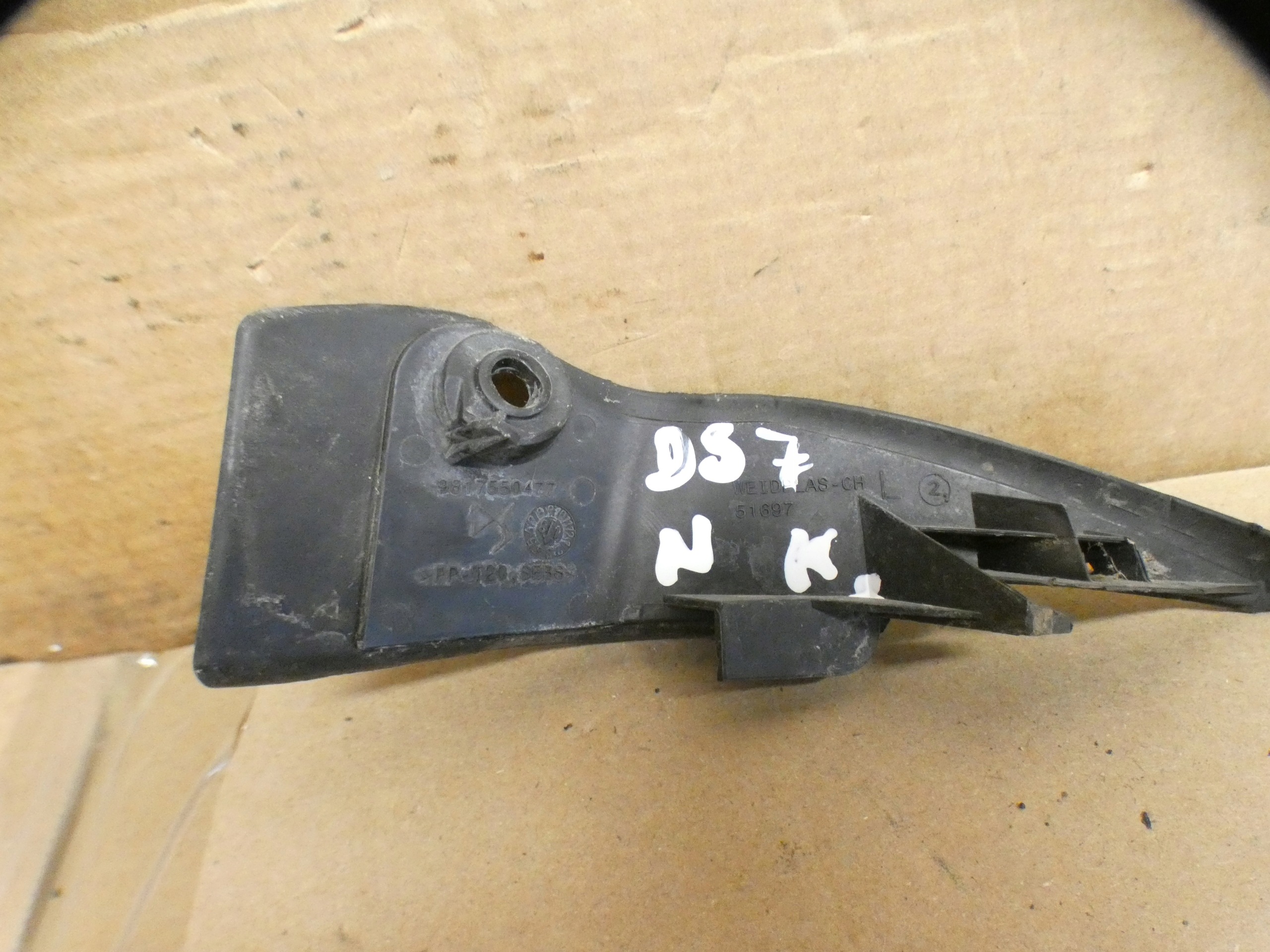 corner cover under the window left DS7 CROSSBACK 9817550477