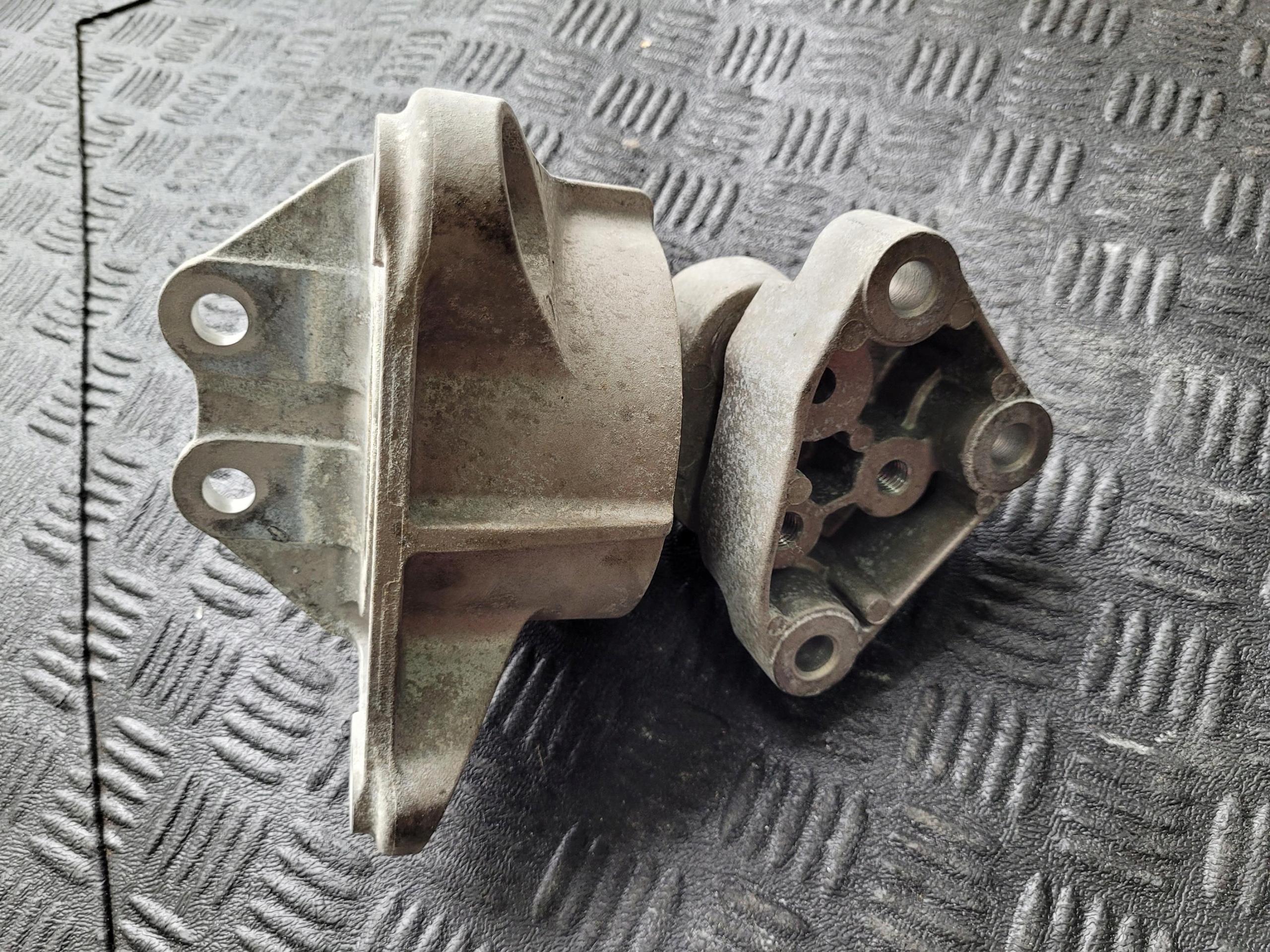 supporto staffa Motore 10012312 cambio MG HS e 1.5 T TGI AUTOMAT