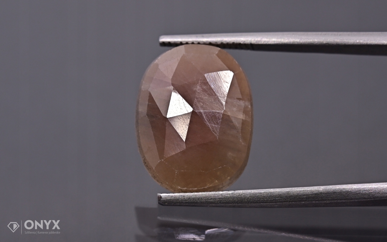 Safír fasetovaná nepravidelná rozeta 15,5x12 mm