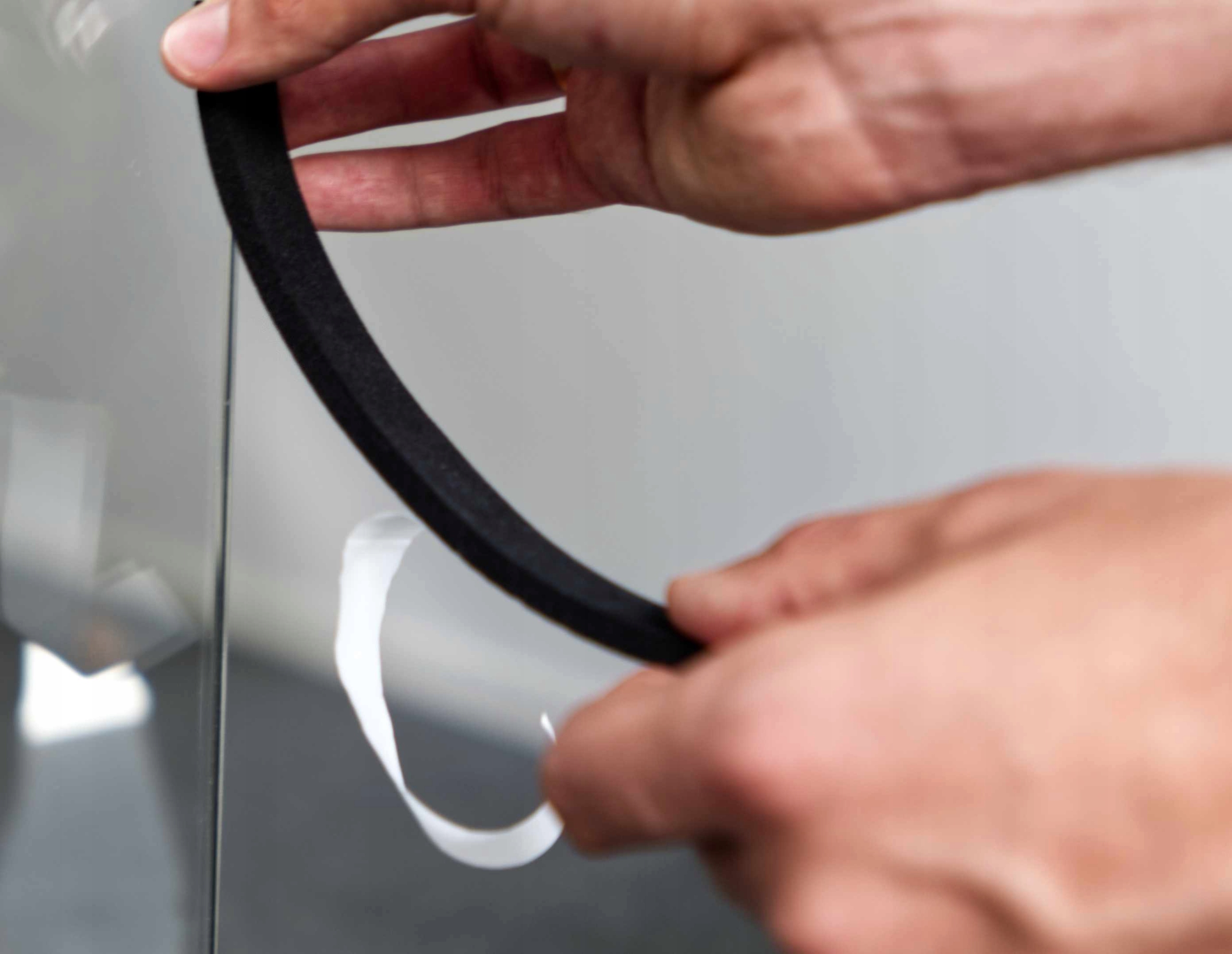 Samoprzylepna USZCZELKA EPDM gęsta gr. 4mm 30mm x 10m Pianka czarna Kolor czarny