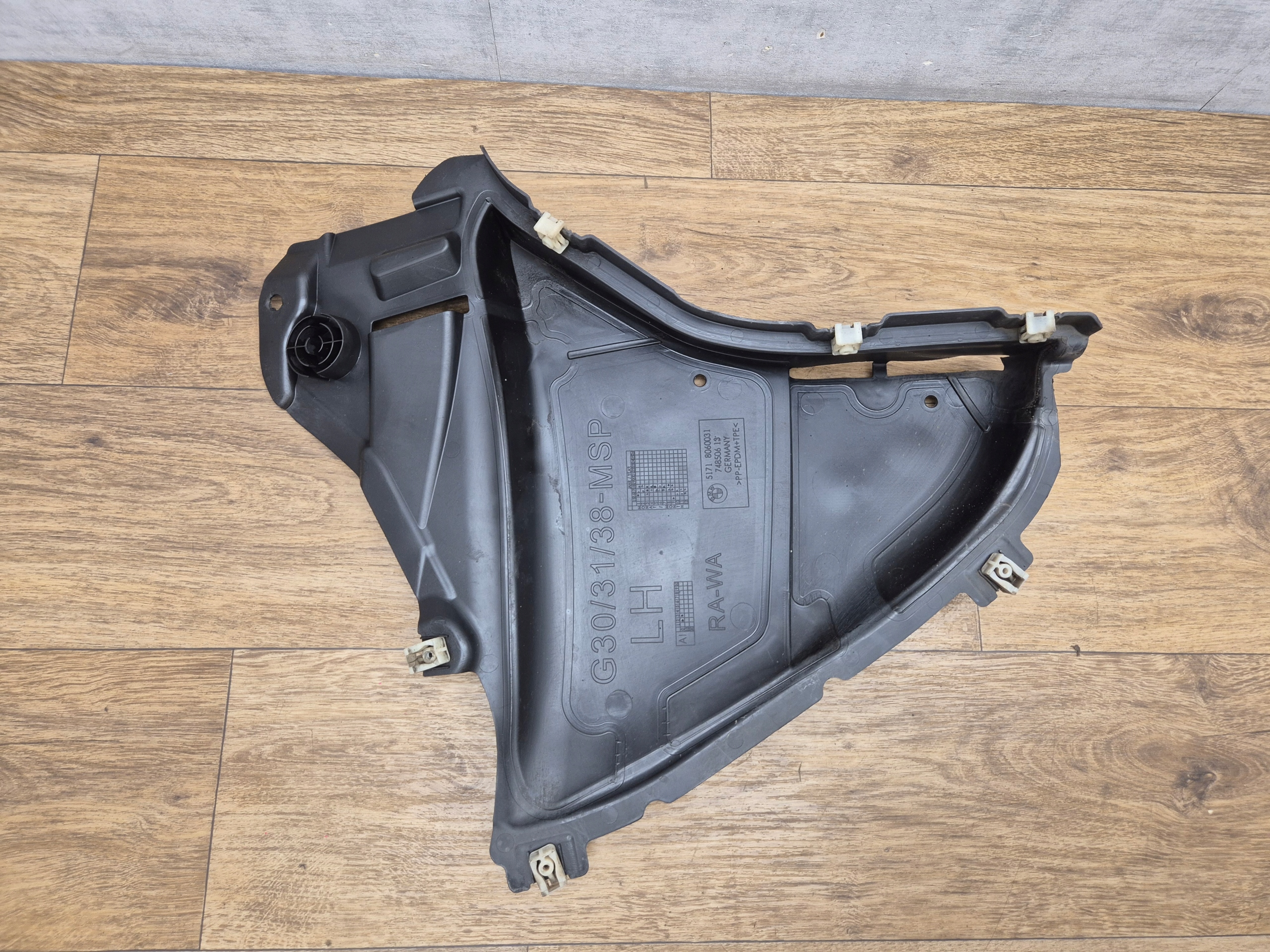 BMW 5 G30 G31 left TROJKAT mudguard cover lower front m-packet 8060031