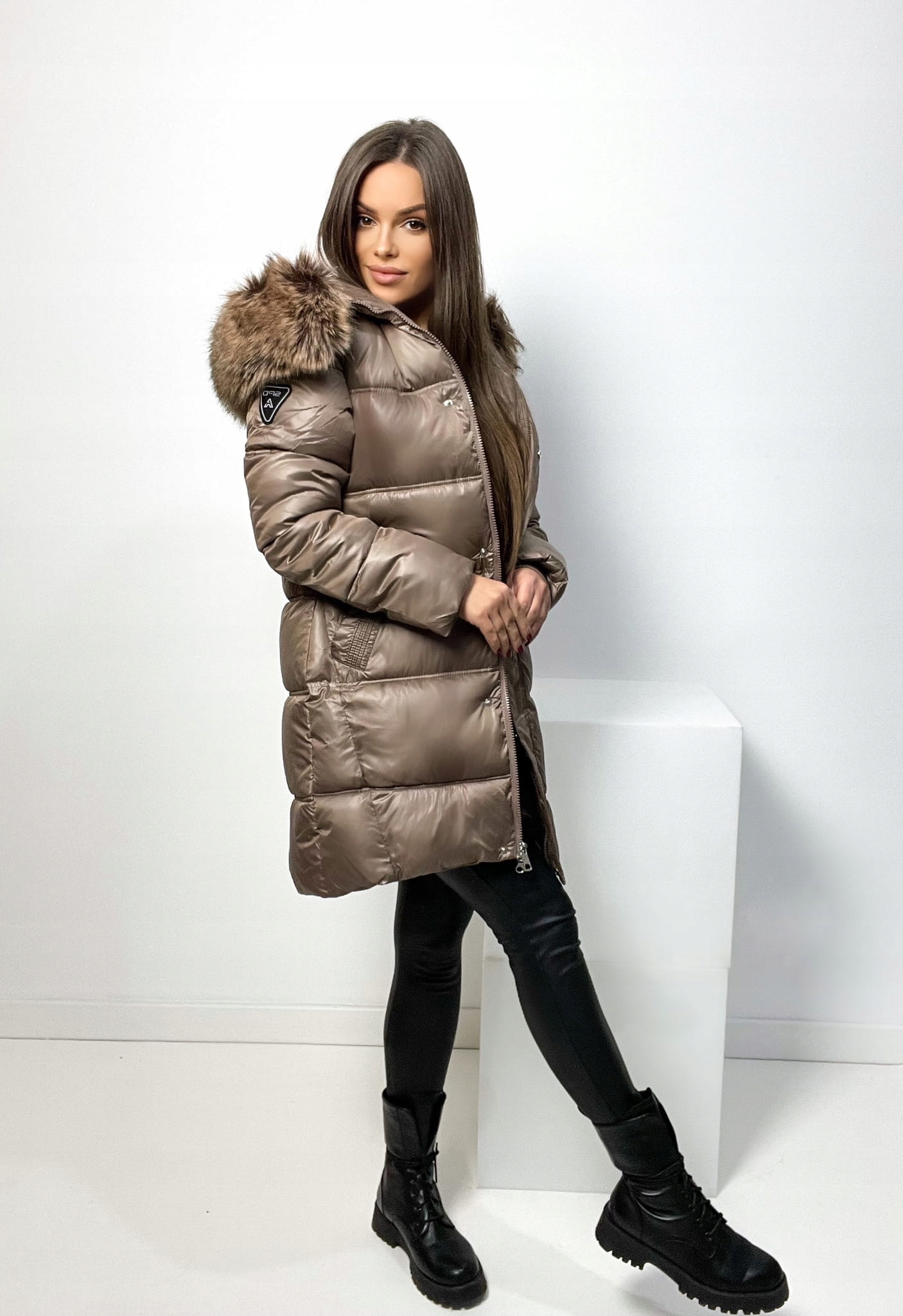 ZIMOWY PŁASZCZ ROYAL Z KAPTUREM I FUTREM L/40 Długość do połowy uda