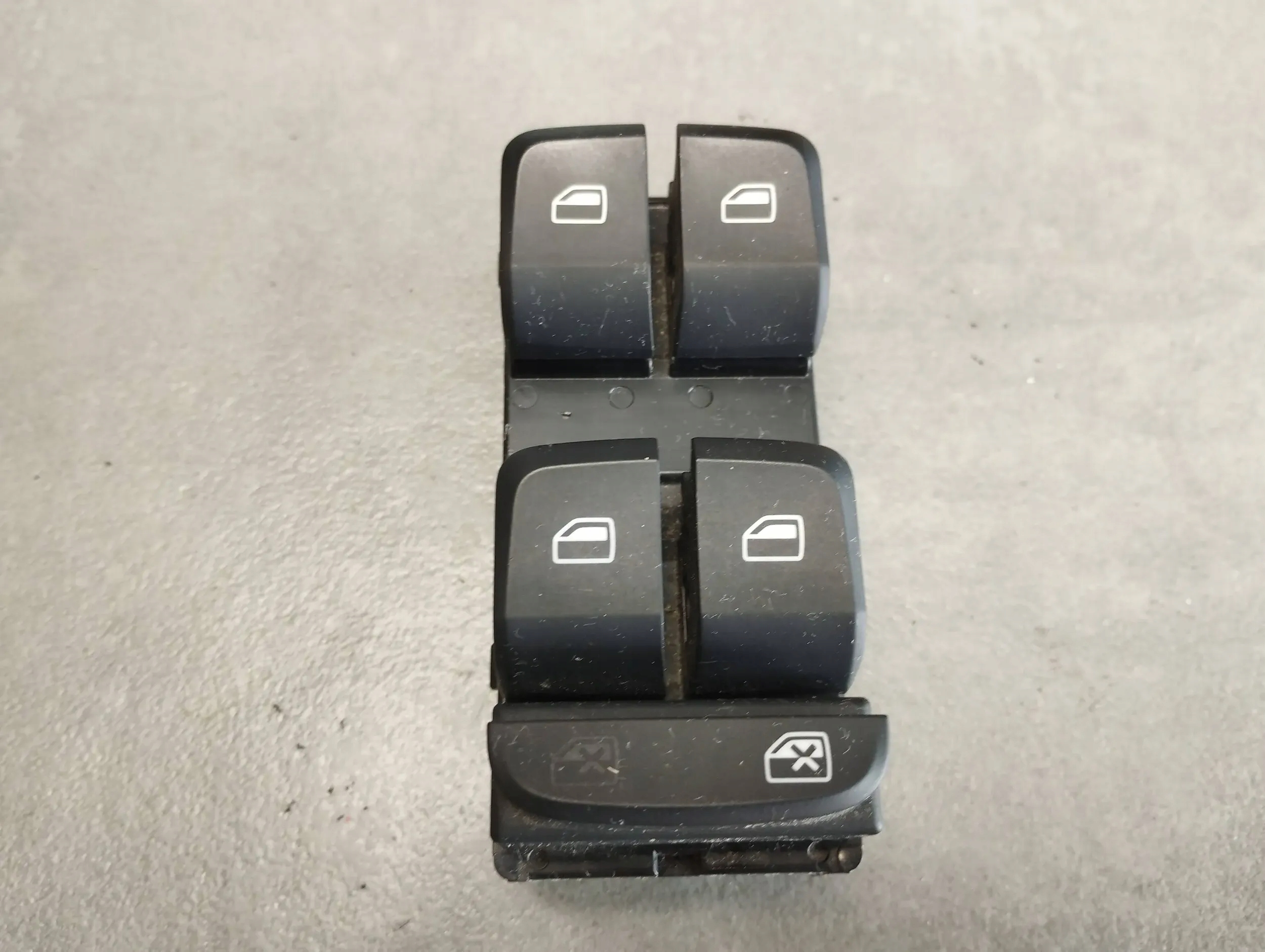 Audi A3 8V ovladac oken levý předek 8V0959851