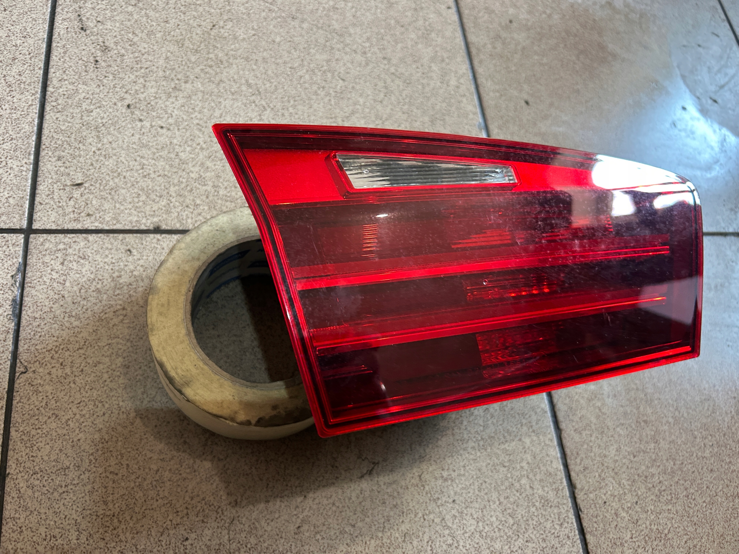 LAMPA LEWA TYŁ W KLAPĘ BMW F11 KOMBI LIFT
