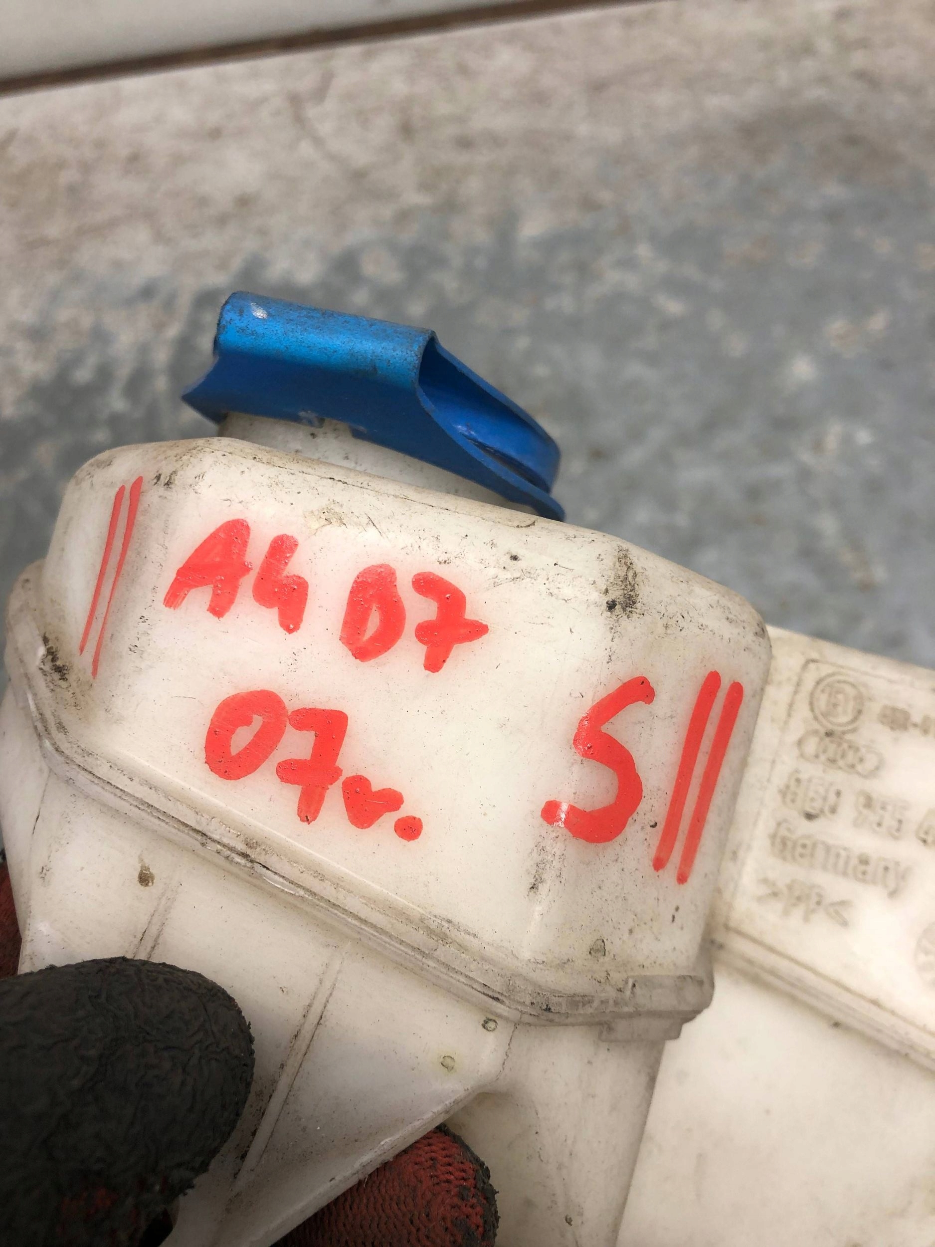washer fluid tank AUDI A4 B7 8E0955451AP