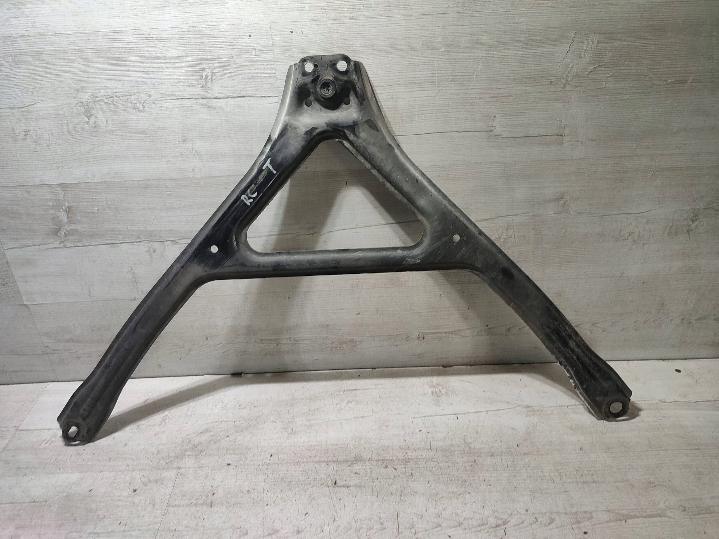 Lexus RC 2019 Z tylu holder bracket zwieszenia