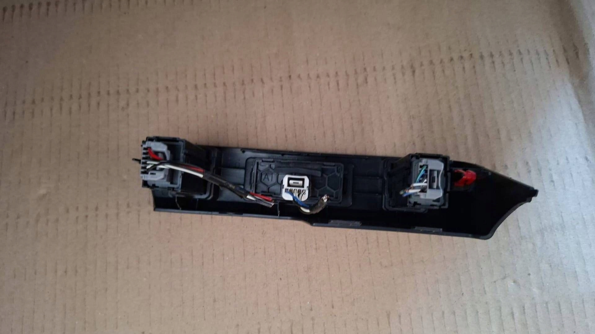 Schalter Panel Hitzung Sitze Mazda 2 hybrid 2024r