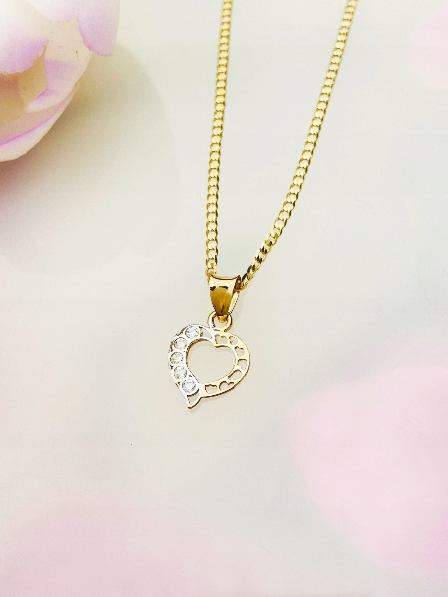Zlatý přívěsek s přívěskem srdce a zirkony