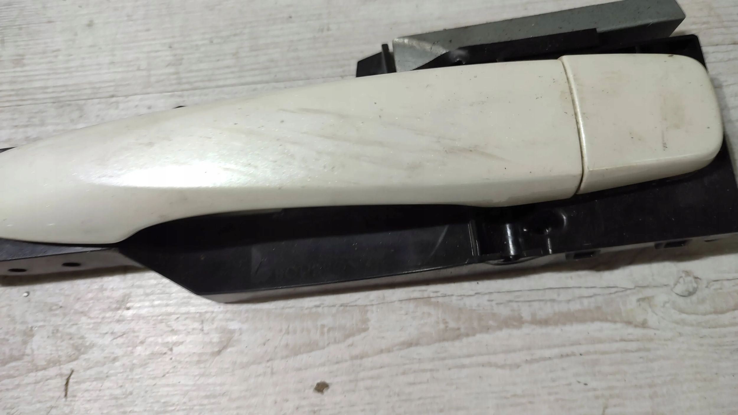 Nissan Qashqai 16r 1.5dci rear part side left handle exterior