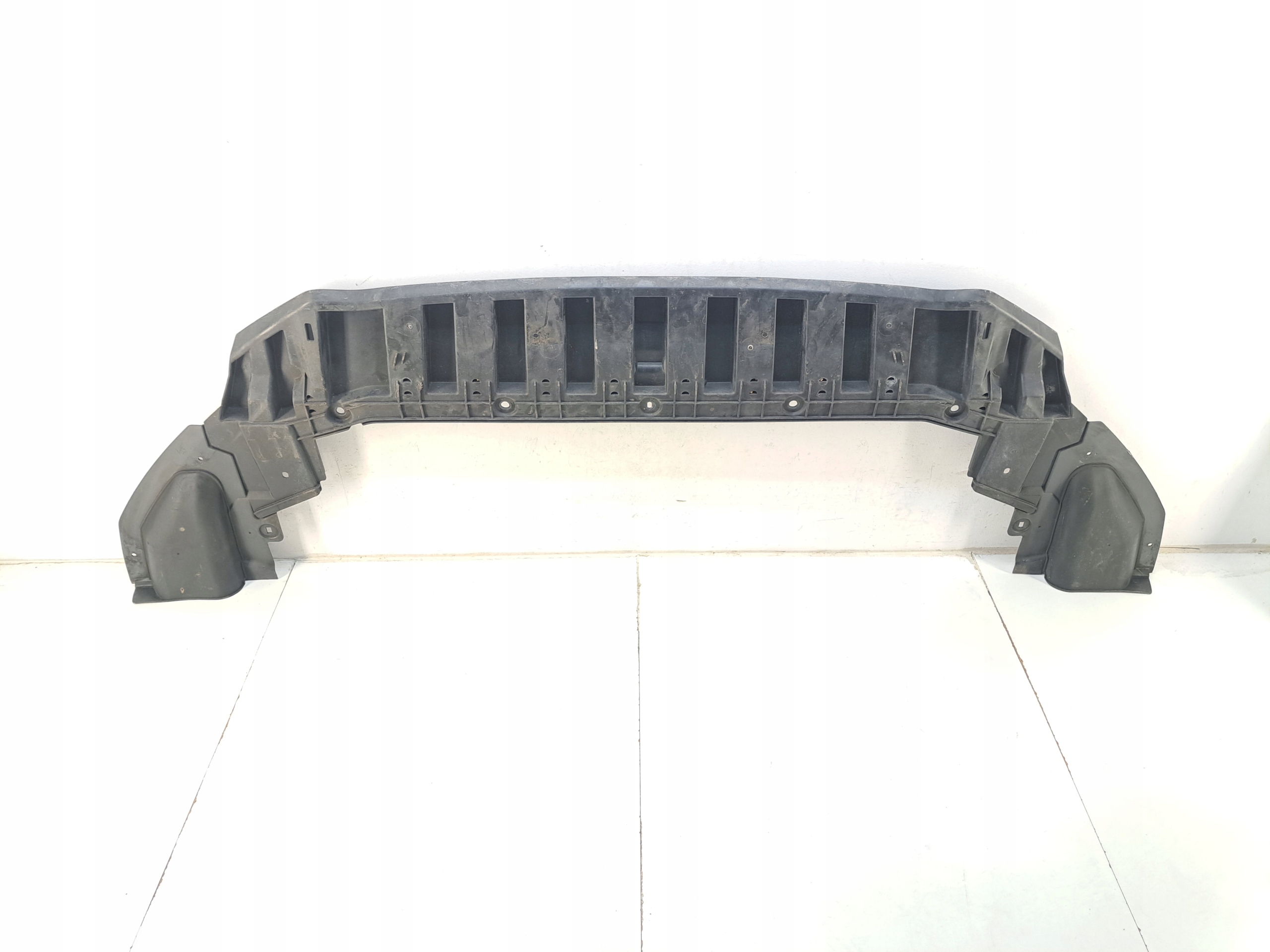 JX7B-8B384-A1 JX7B-8B384-D - FOCUS MK4 17-ПЛАСТИНА ПОД БАМПЕР ПЕРЕДНИЙ ДВИГАТЕЛЬ