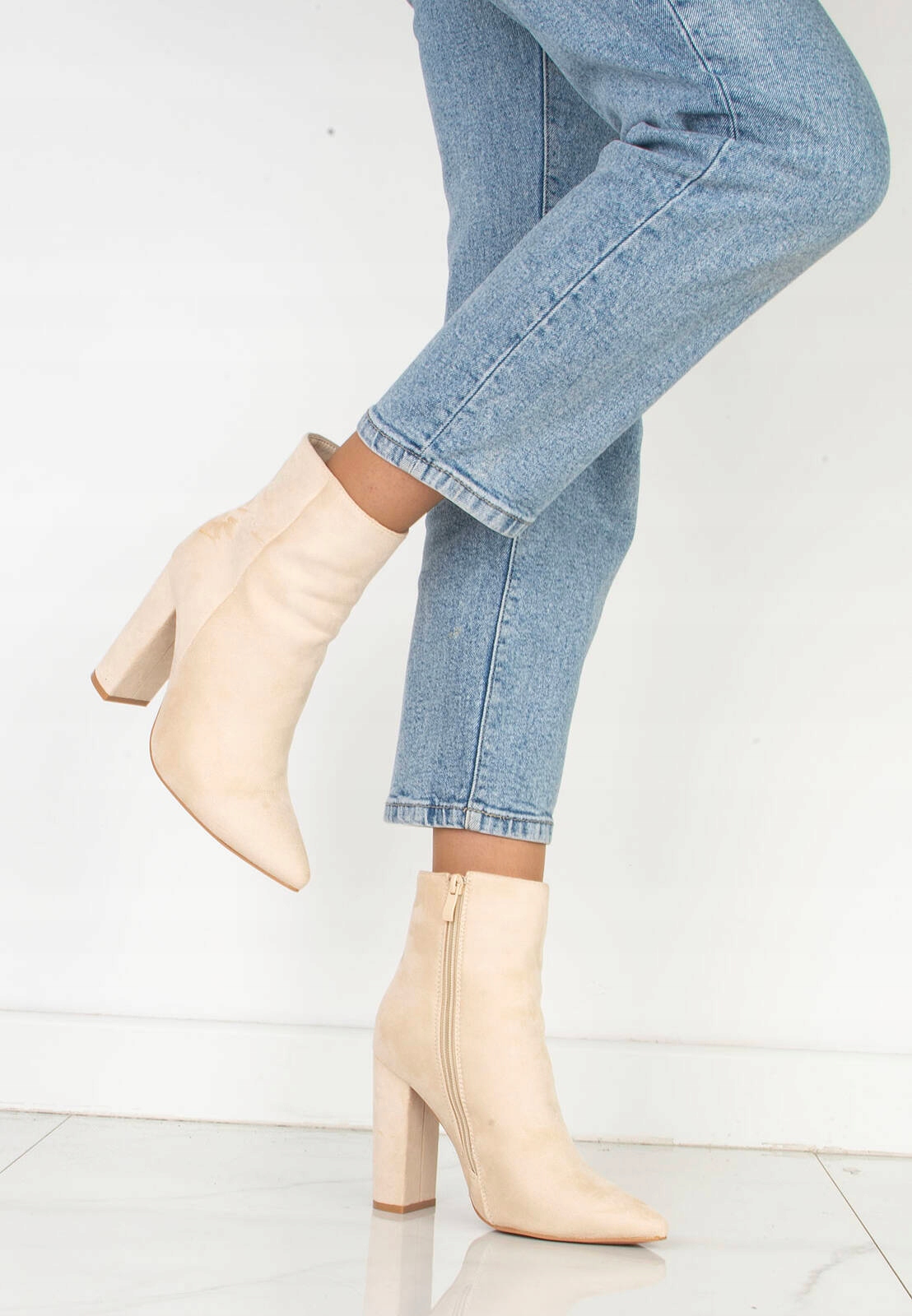 7709 KREMOWE BOTKI ZAMSZOWE NA SŁUPKU SZPIC 41 Oryginalne opakowanie producenta pudełko