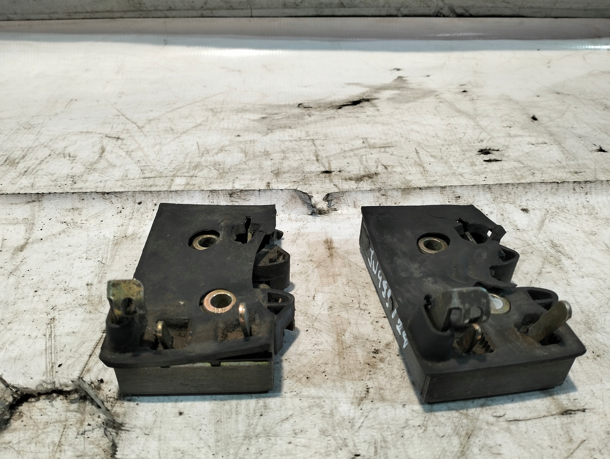 lock door left rear part AUDI AUDI 80 B3 OE 893839015C