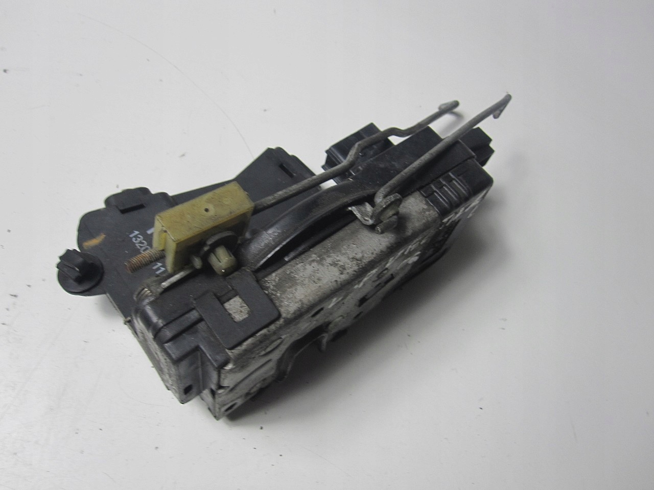 ZAMEK DRZWI PRZEDNI LEWY OPEL VECTRA C 2005R Strona zabudowy przód - lewa