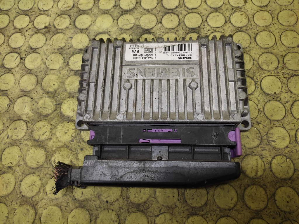 PEUGEOT 206 control unit of the engine 9657137180