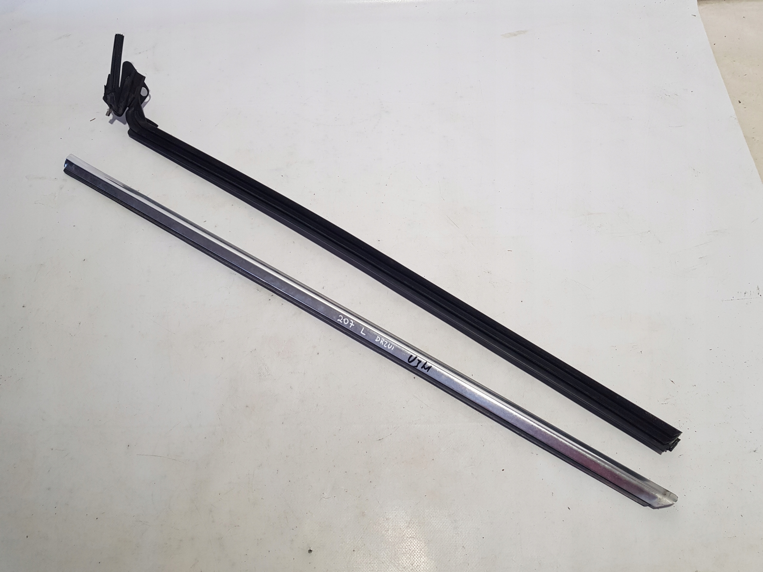moulding door left dust CHROM MERCEDES W207