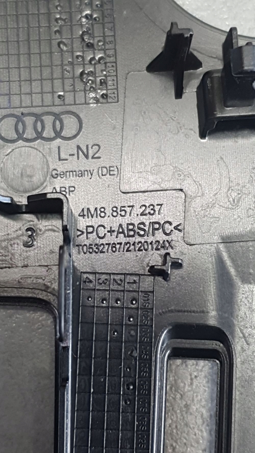 Audi Q8 decorative trim of the dashboard 4M8857237