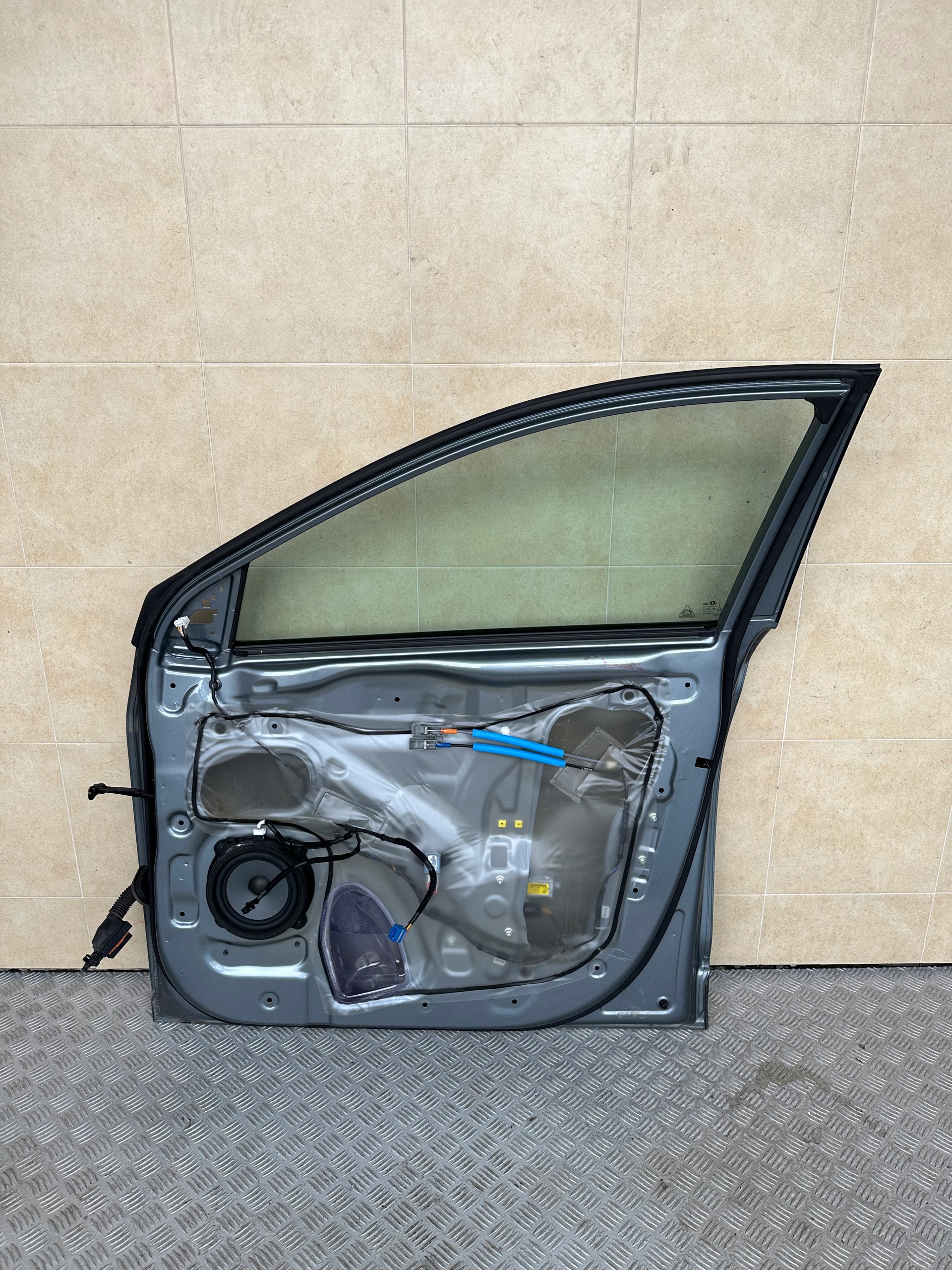 DRZWI KOMPLETNE PRAWE HYUNDAI KONA 2017 ROK Strona zabudowy przód - prawa