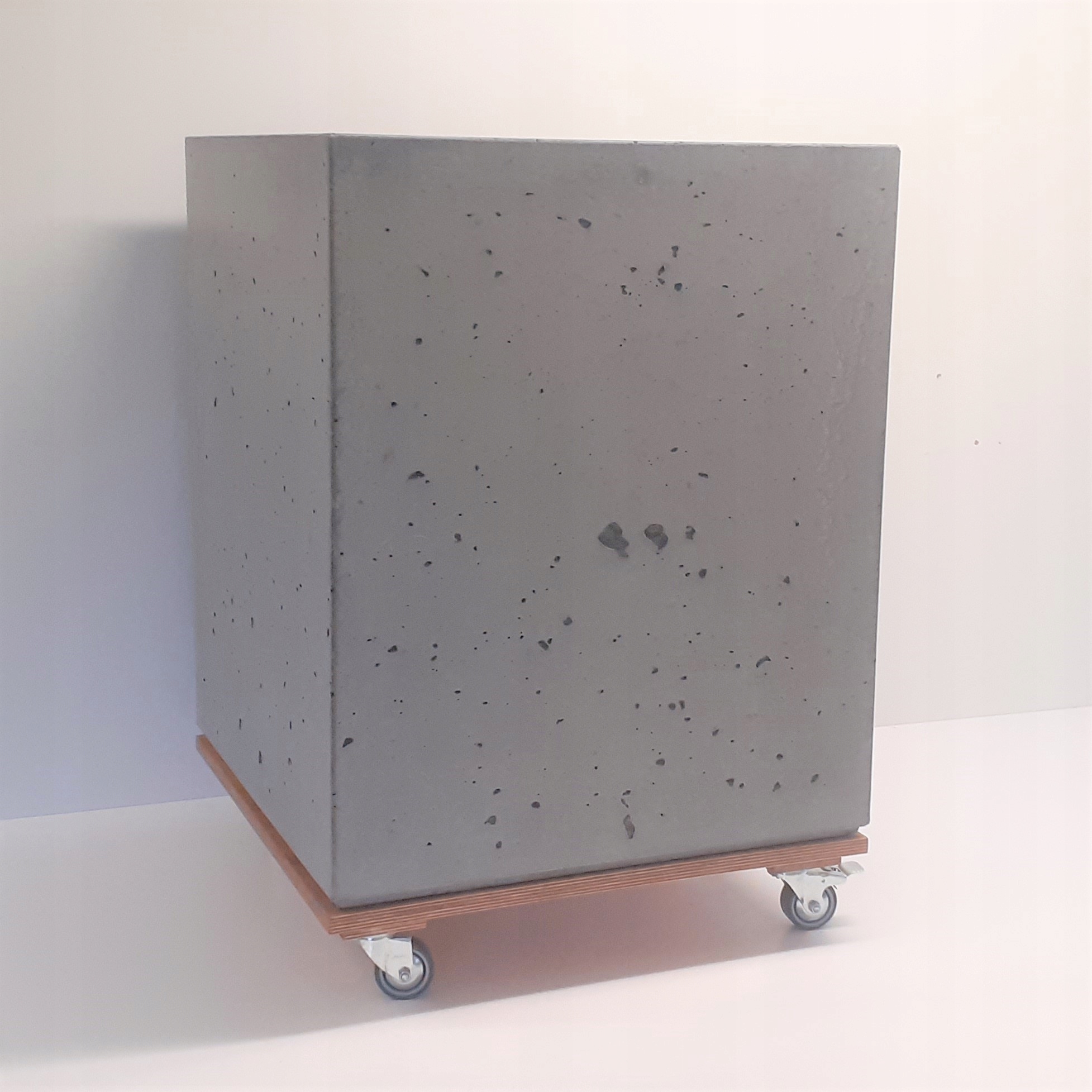 Podstawa na kółkach 50x50cm pod donicę Długość (cm) 50 cm