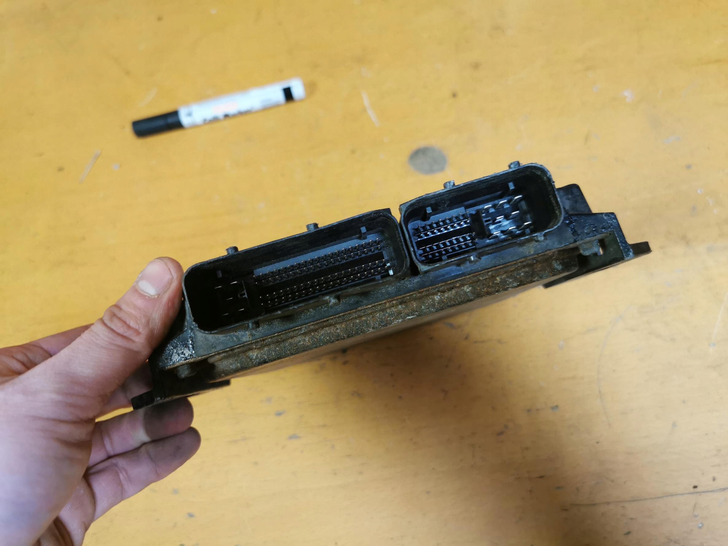 control unit computer of the engine NISSAN PATHFINDER R51 2.5 Dci 23710-EC05A