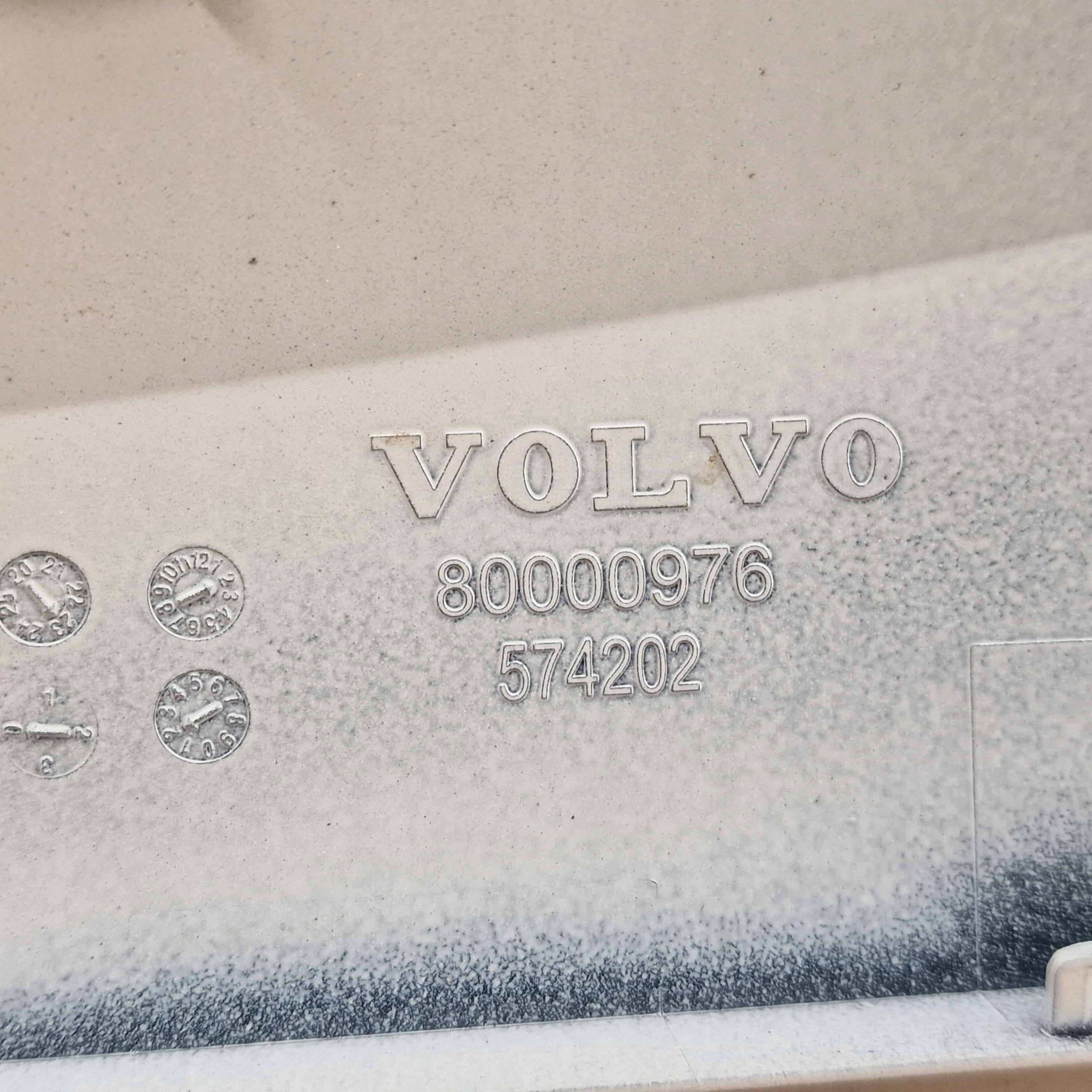 KLAPKA GNIAZDA LADOWANIA VOLVO EX30 EX30 CC Farbe CRISTAL WHITE