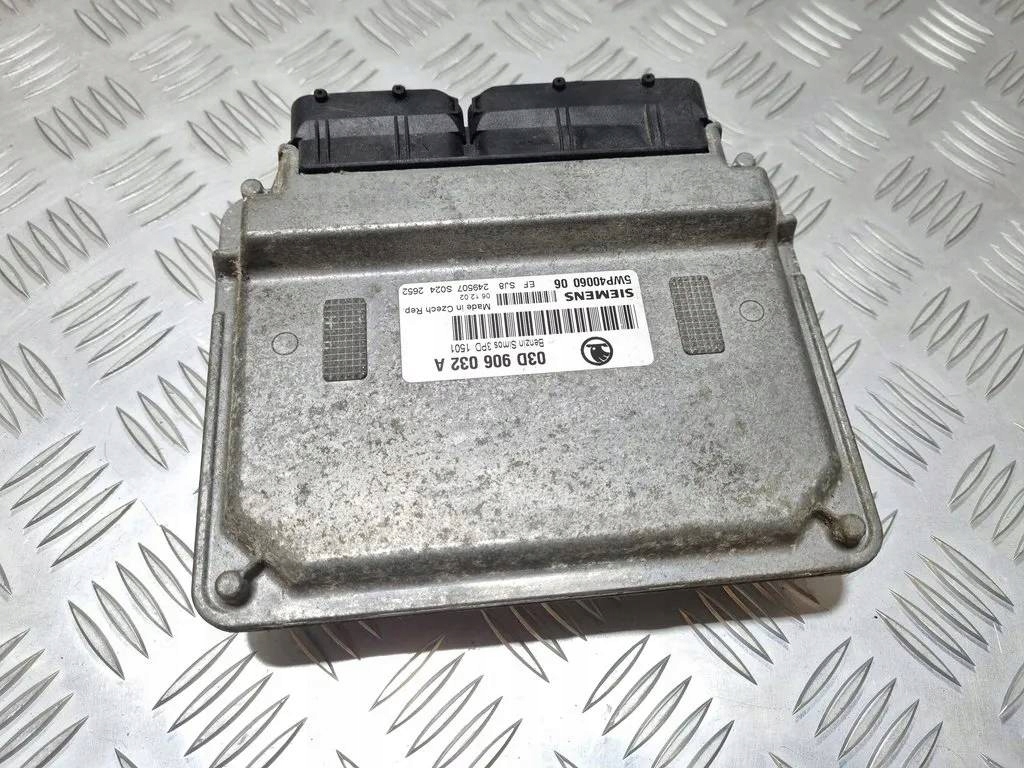 control unit of the engine Skoda Fabia 6Y 2003 03D906032A