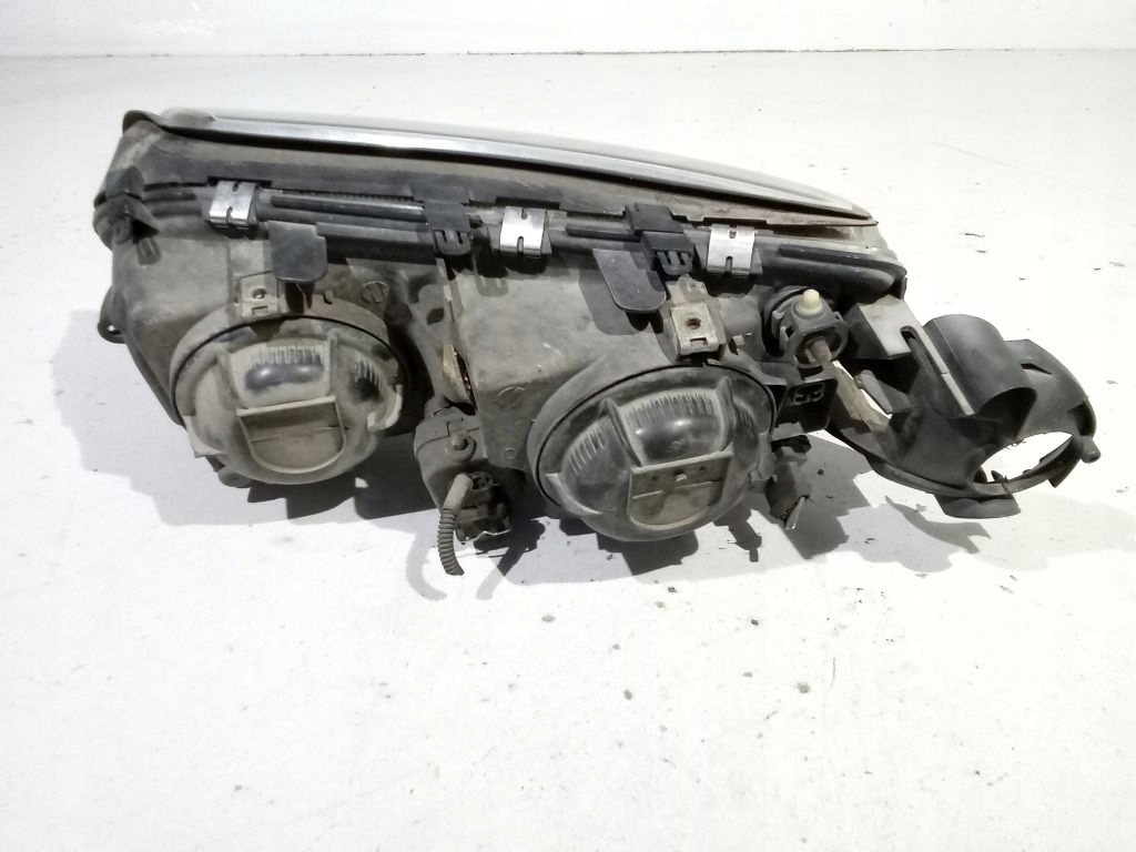 Volvo S80 and light right front front EU