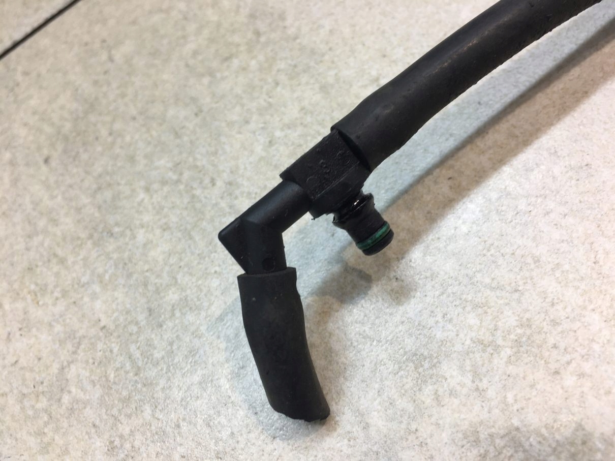 патрубок переливной CITROEN C5 и 2.0