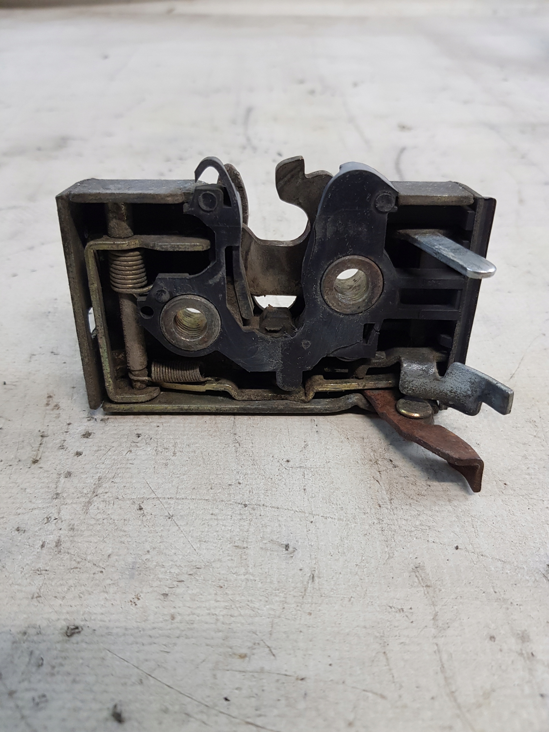 lock door left front GOLF II 191837015