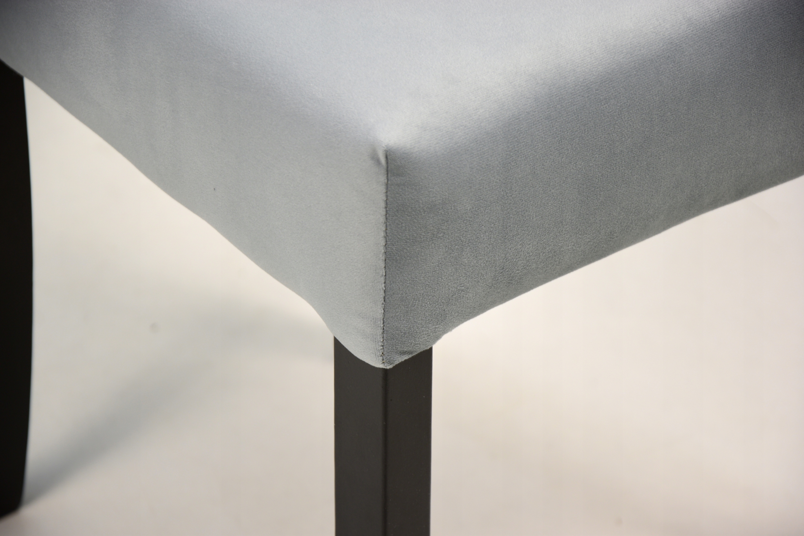 Zestaw 4 krzesła i stół 70x120/160 SZARY WELUR Szerokość siedziska 45 cm