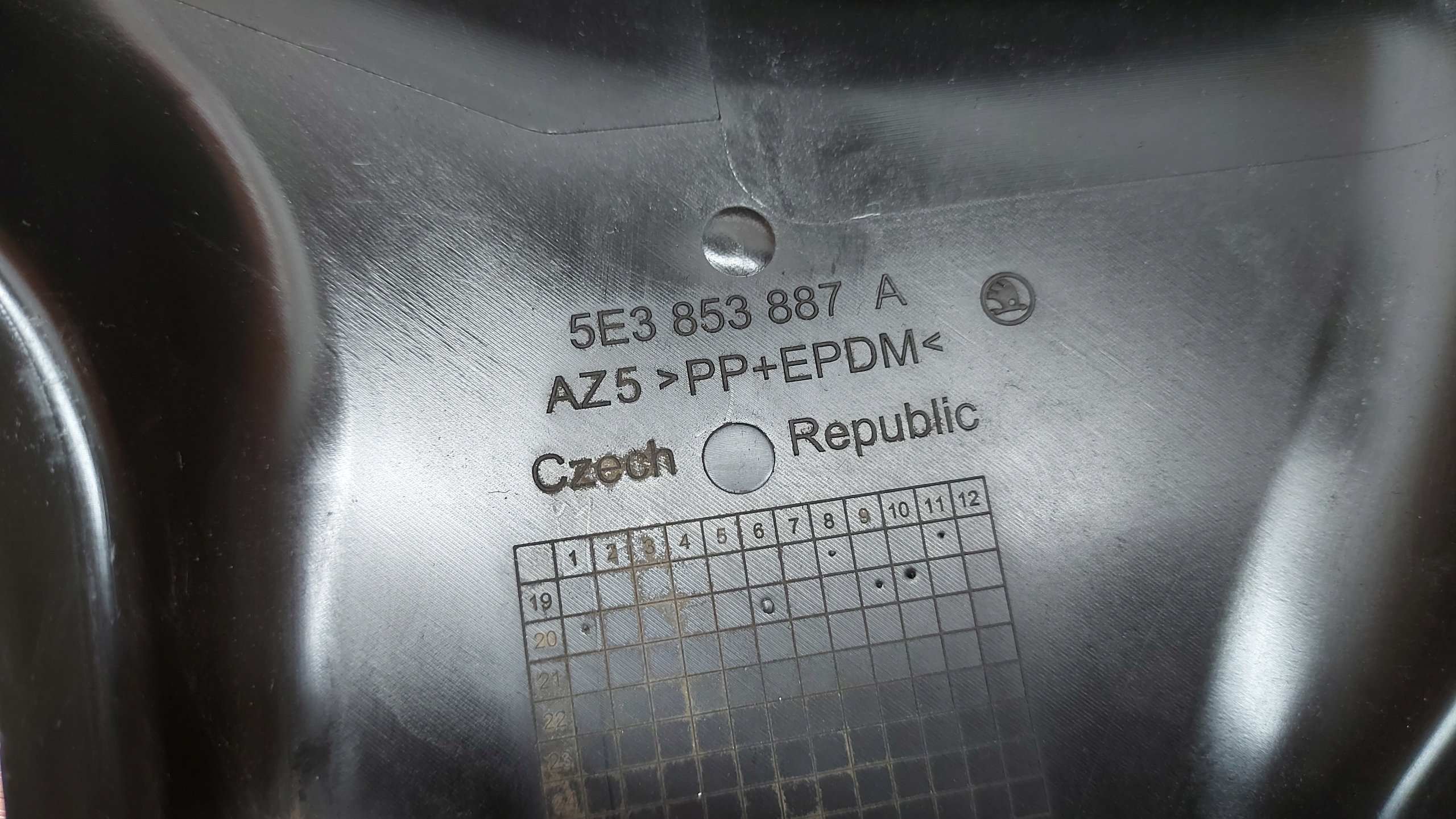 mudguard TROJKAT part NADKOLA left front SKODA OCTAVIA IV