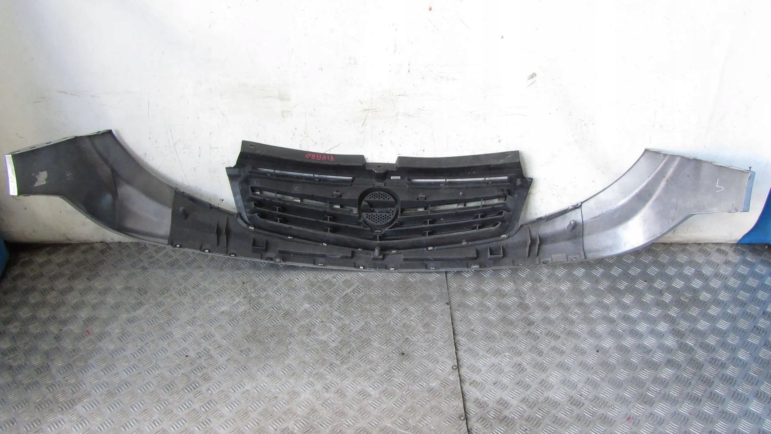 opel Vivaro II решетка радиатора 06-