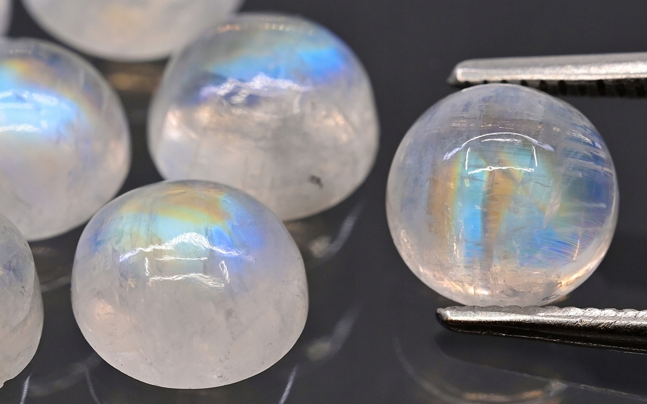 Měsíční kámen vícebarevný A kulatý kabošon