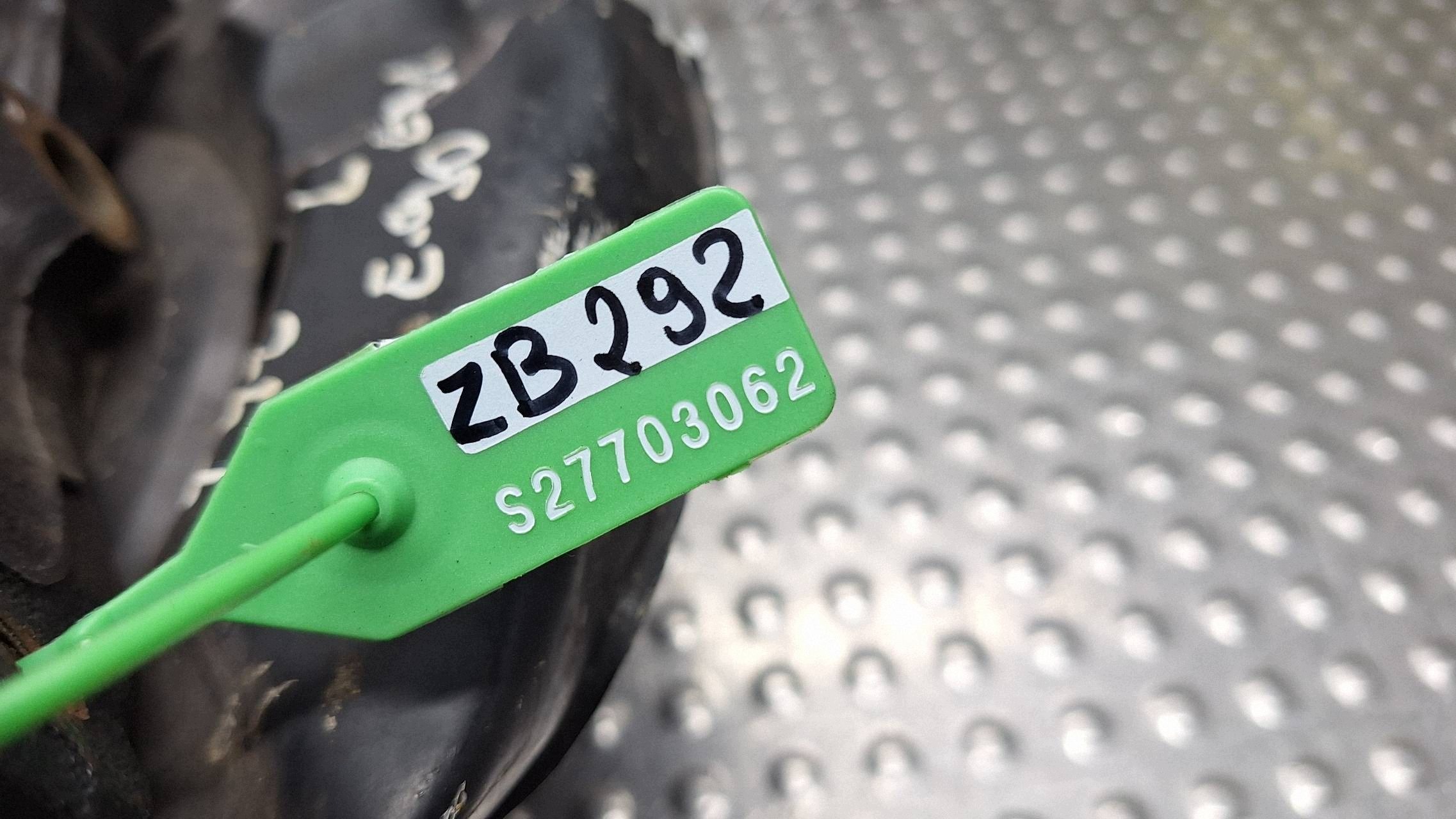 otoč čepu levý záď 6761579 BMW 1 E81 E87 E88 3 E90 E91 E92