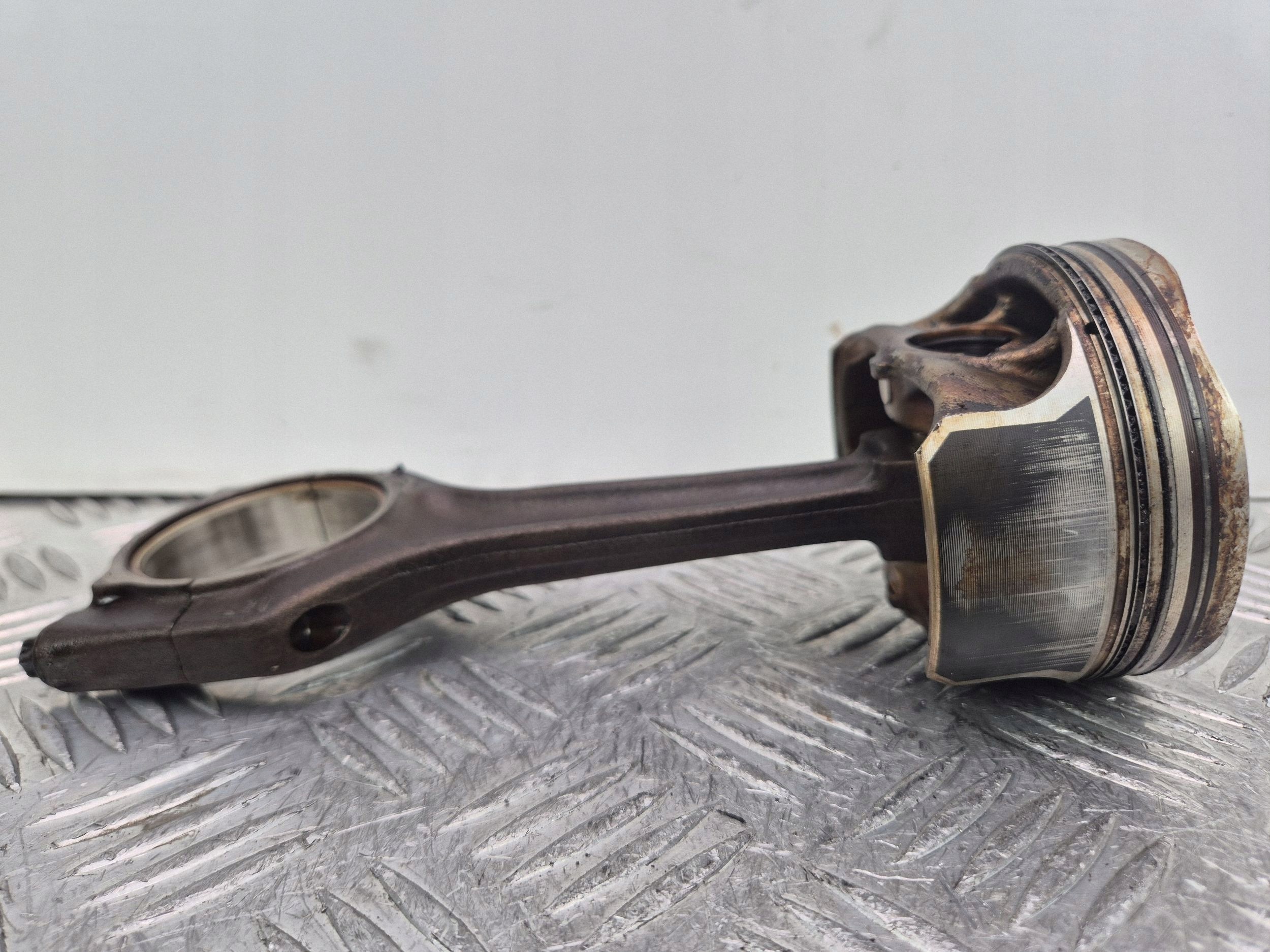 Piston avec bielle BMW 1 E81 120i 084201 N43B20AA
