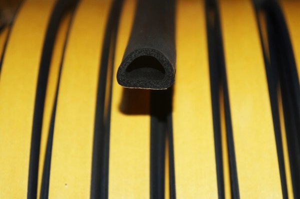 USZCZELKA USZCZELKI DRZWI SAMOPRZYLEPNA CZARNA D