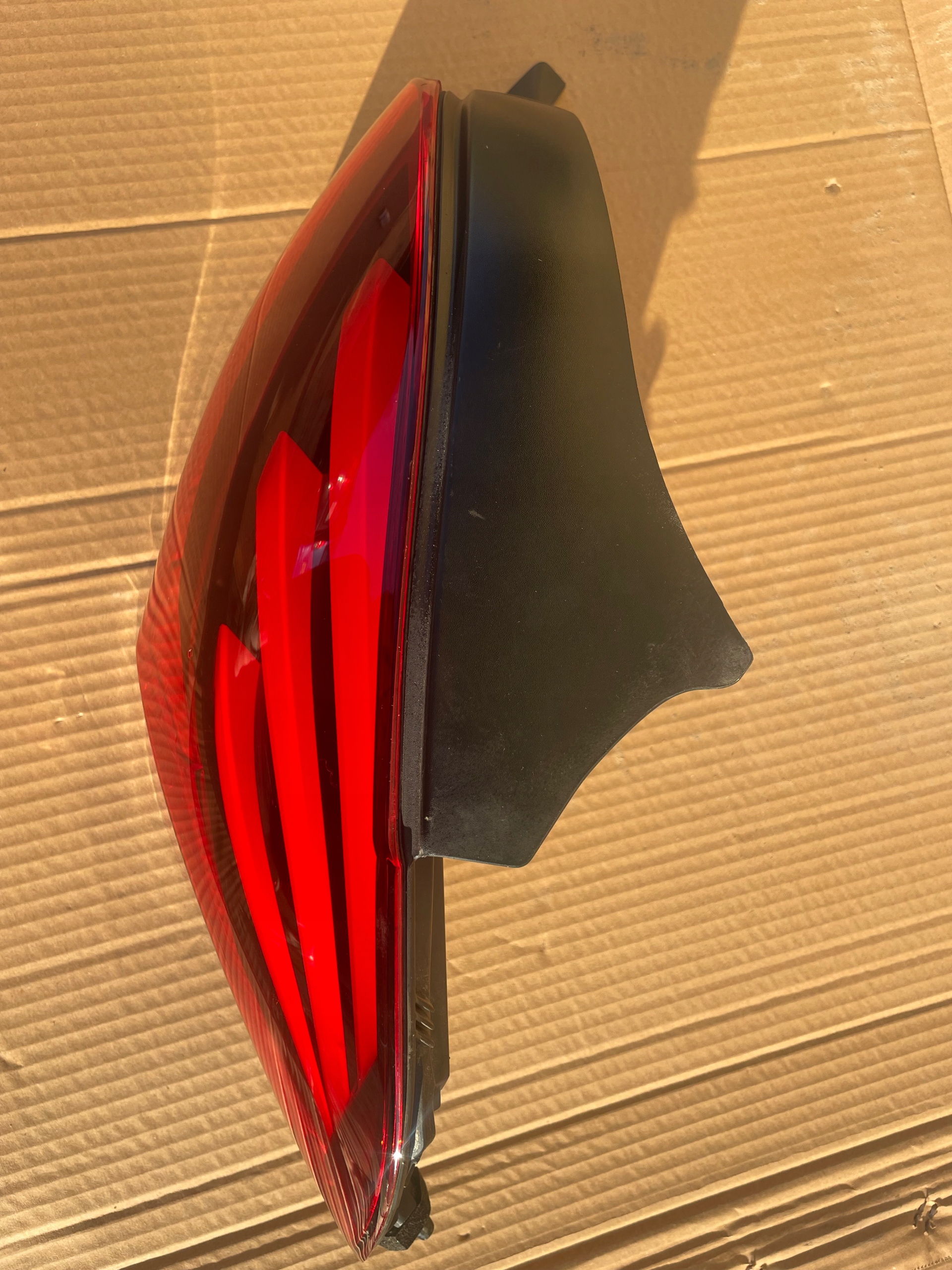 Lampa tylna prawa PEUGEOT 208 LIFT 15 - 20 9810430580 Strona zabudowy prawa