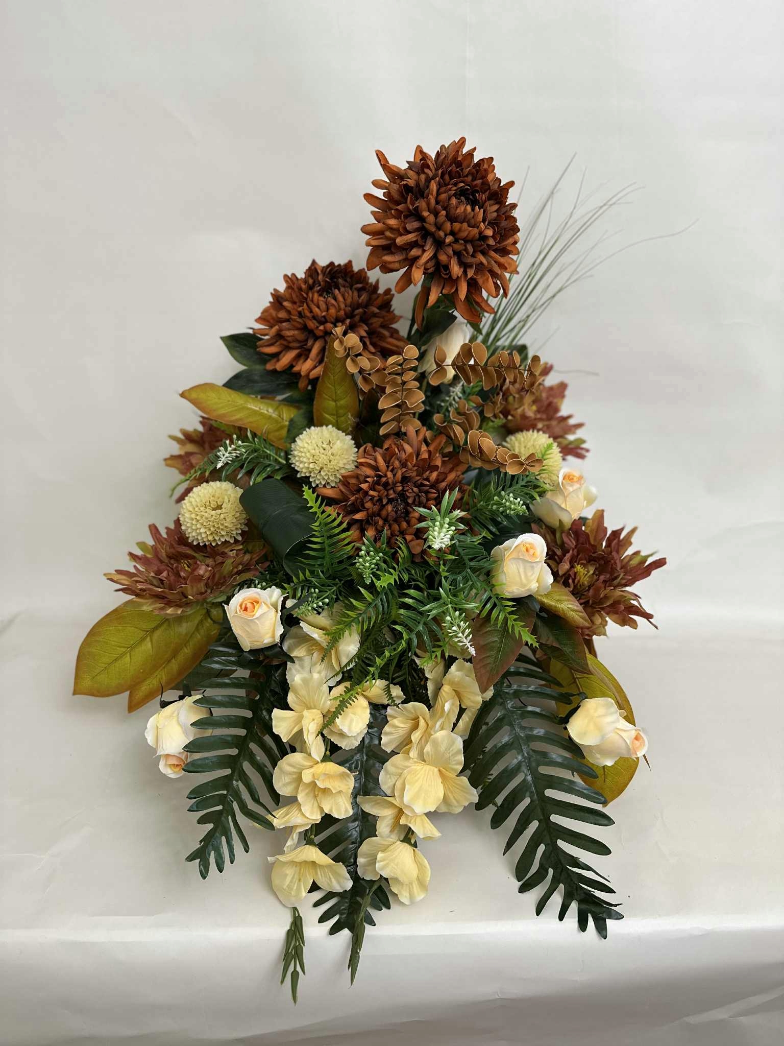 Kompozícia Kvety na hrob cintorín kytica kvetináč umelé kvety