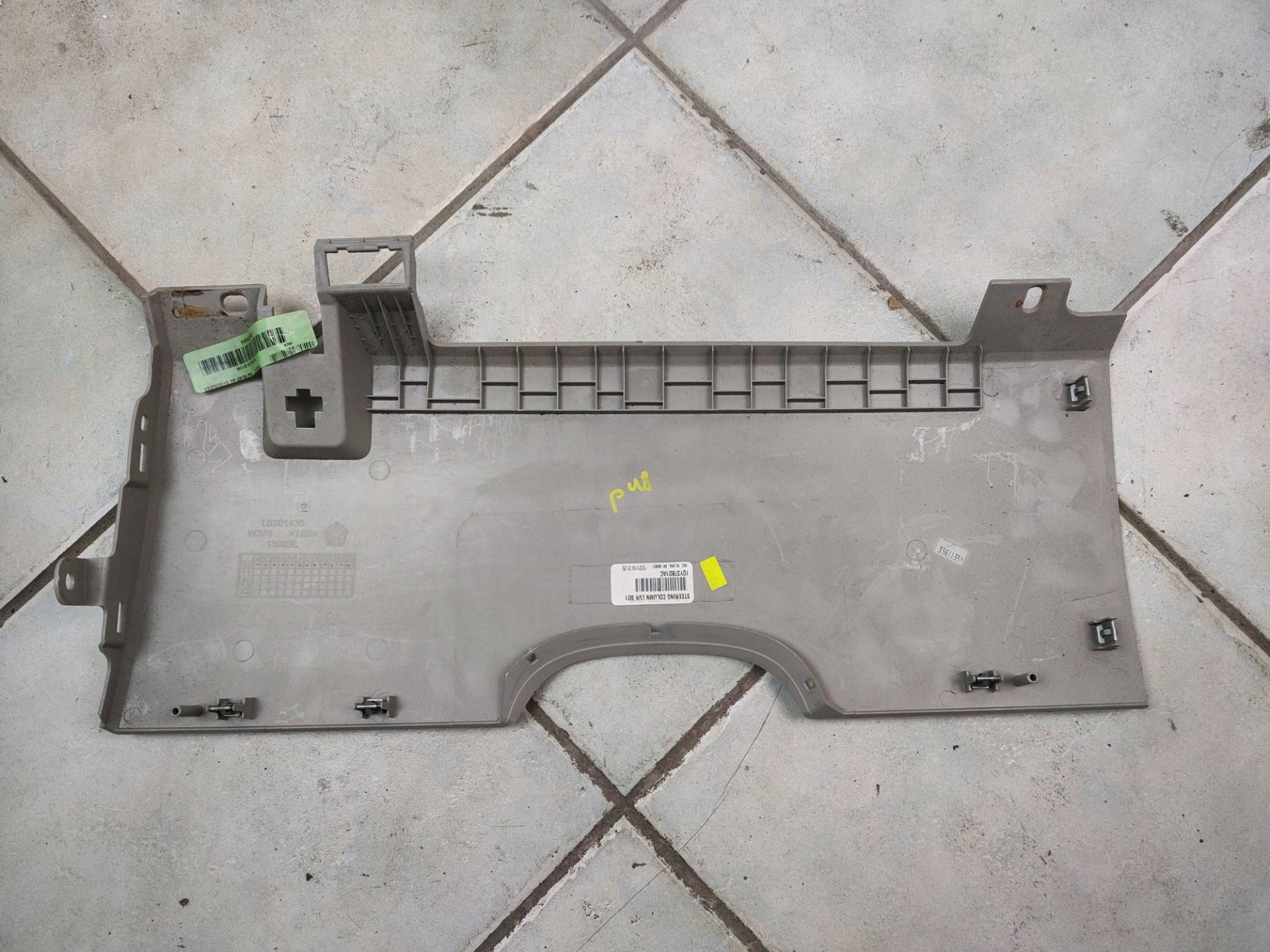 plastic inner Chrysler Town and Country 5 facelift 2011 L0201430