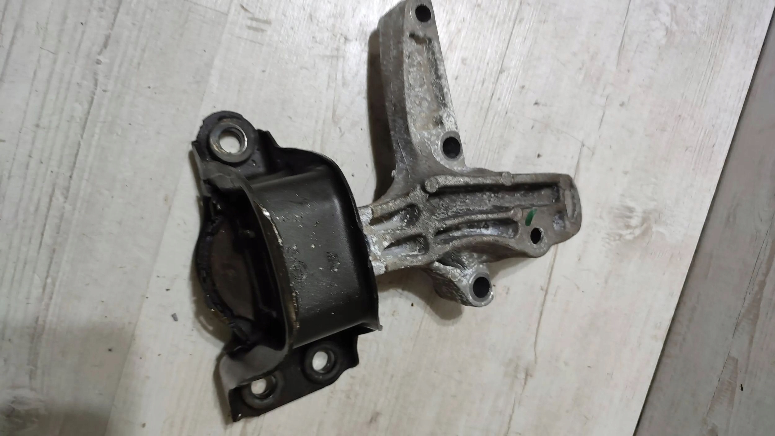 Nissan Qashqai 16r 1.5dci console holder