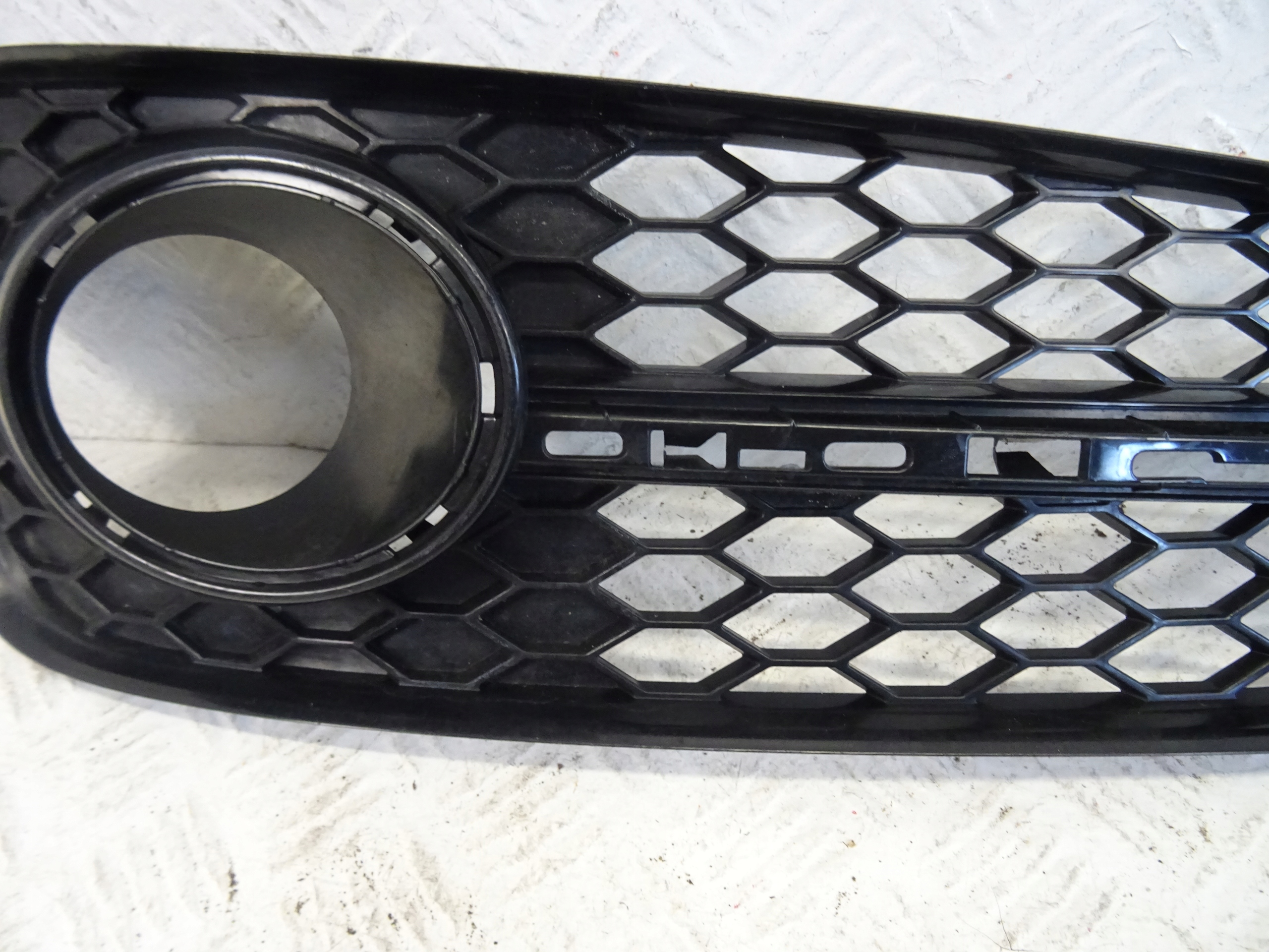 grid of a bumper front front right AUDI A8 D4 4H0807680