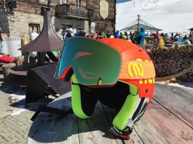 GOGLE MAGNETO Z WYMIENNYMI SZYBAMI NA MAGNES Waga produktu z opakowaniem jednostkowym 0.15 kg