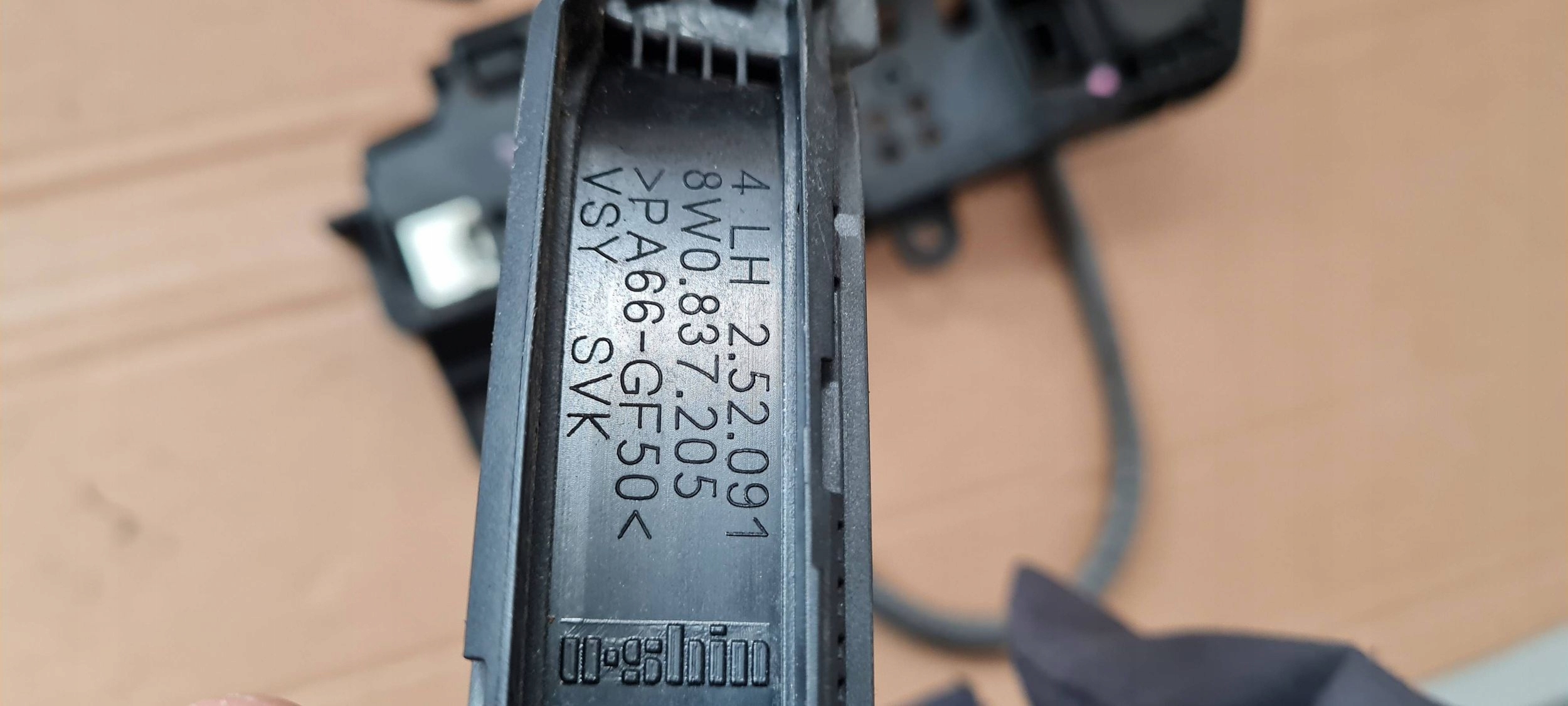 A4 B9 8W LIFT handle door left left rear part below KESSY LY9T A5 8W