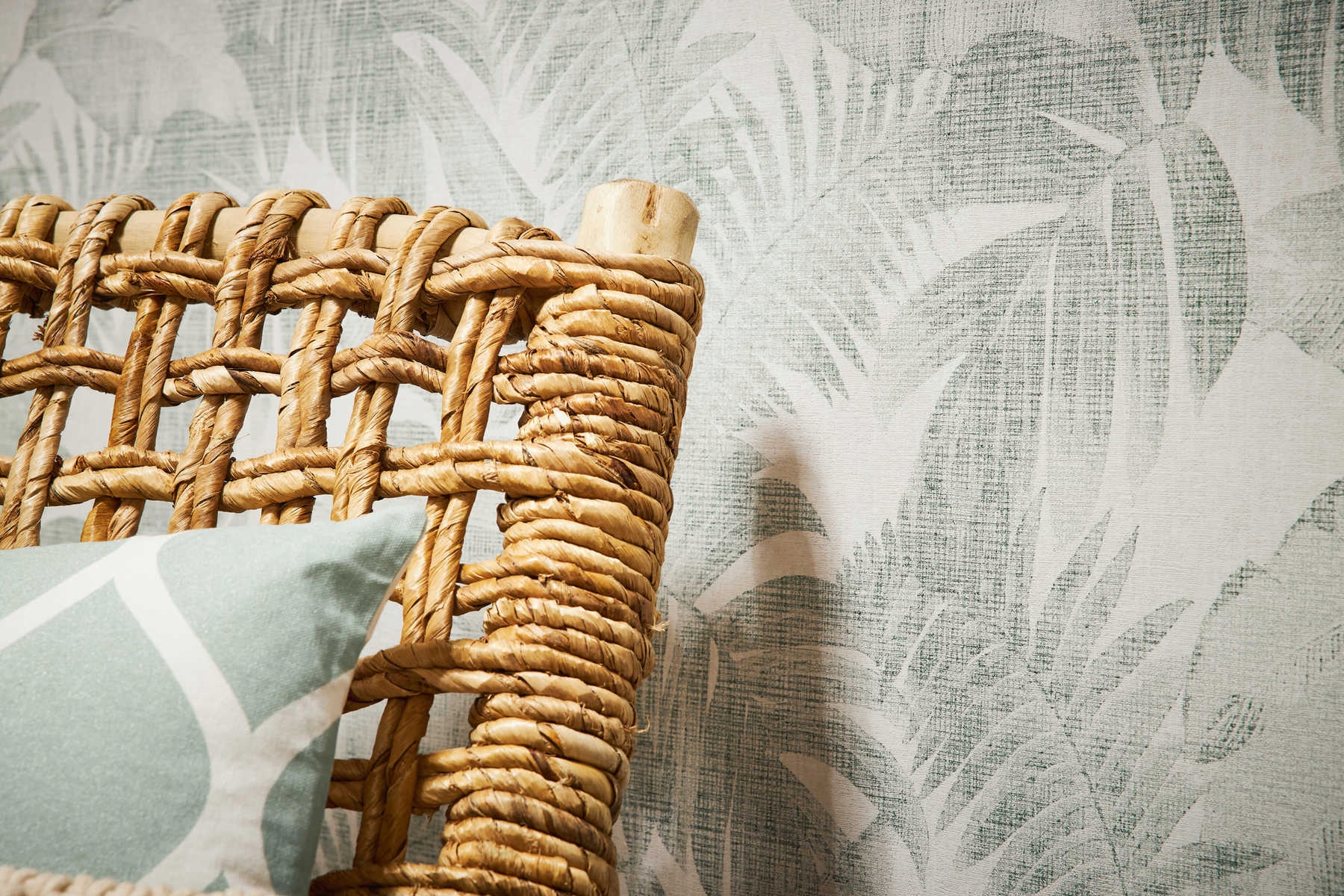 TAPETA ZIELONE GRAFICZNE LIŚCIE PALMY FLIZELINA Szerokość produktu 53 cm