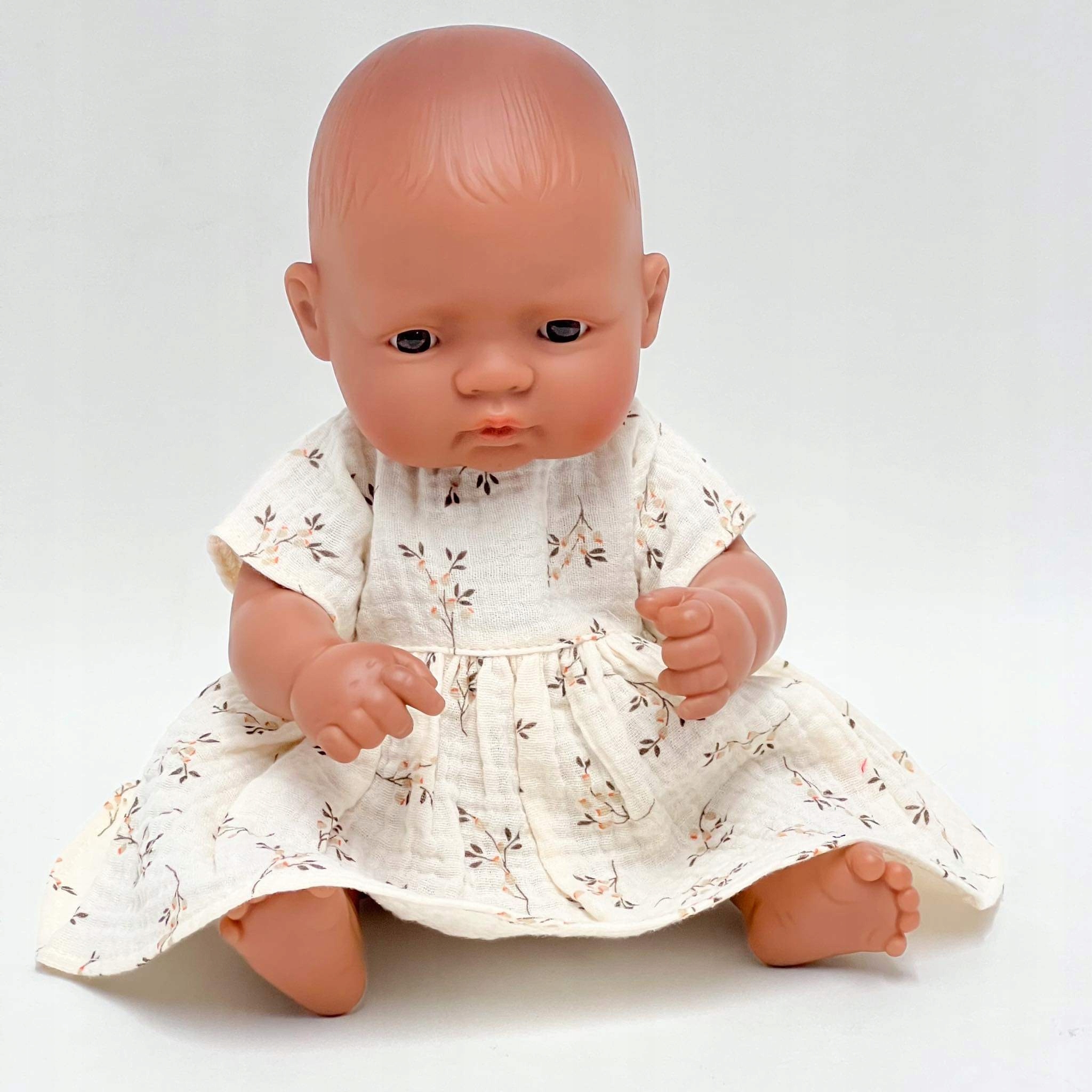 Sukienka dla lalki Miniland 32cm gałązki na ecru Materiał tkanina