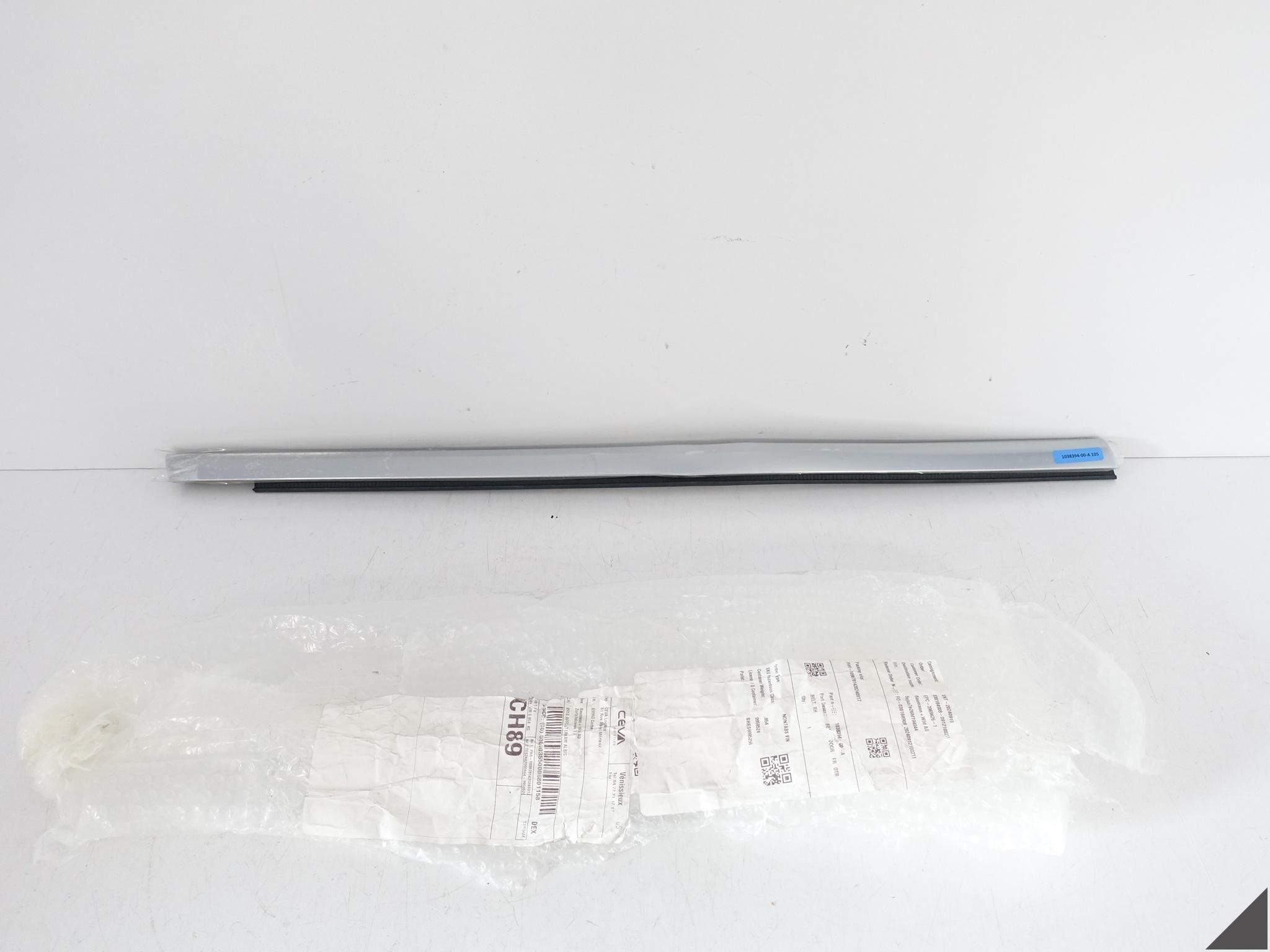 TESLA MODEL S 12-21 LIFT moulding dust windows right front damaged