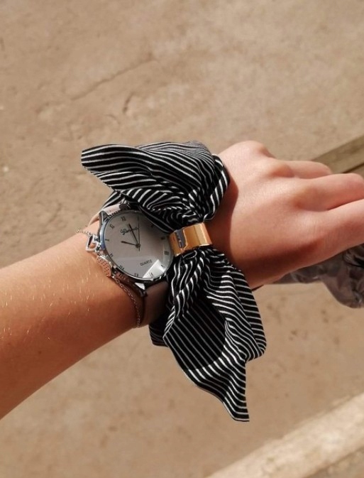 Elastyczna Gumka do włosów kokarda w kwiaty biała Kolor dominujący biały