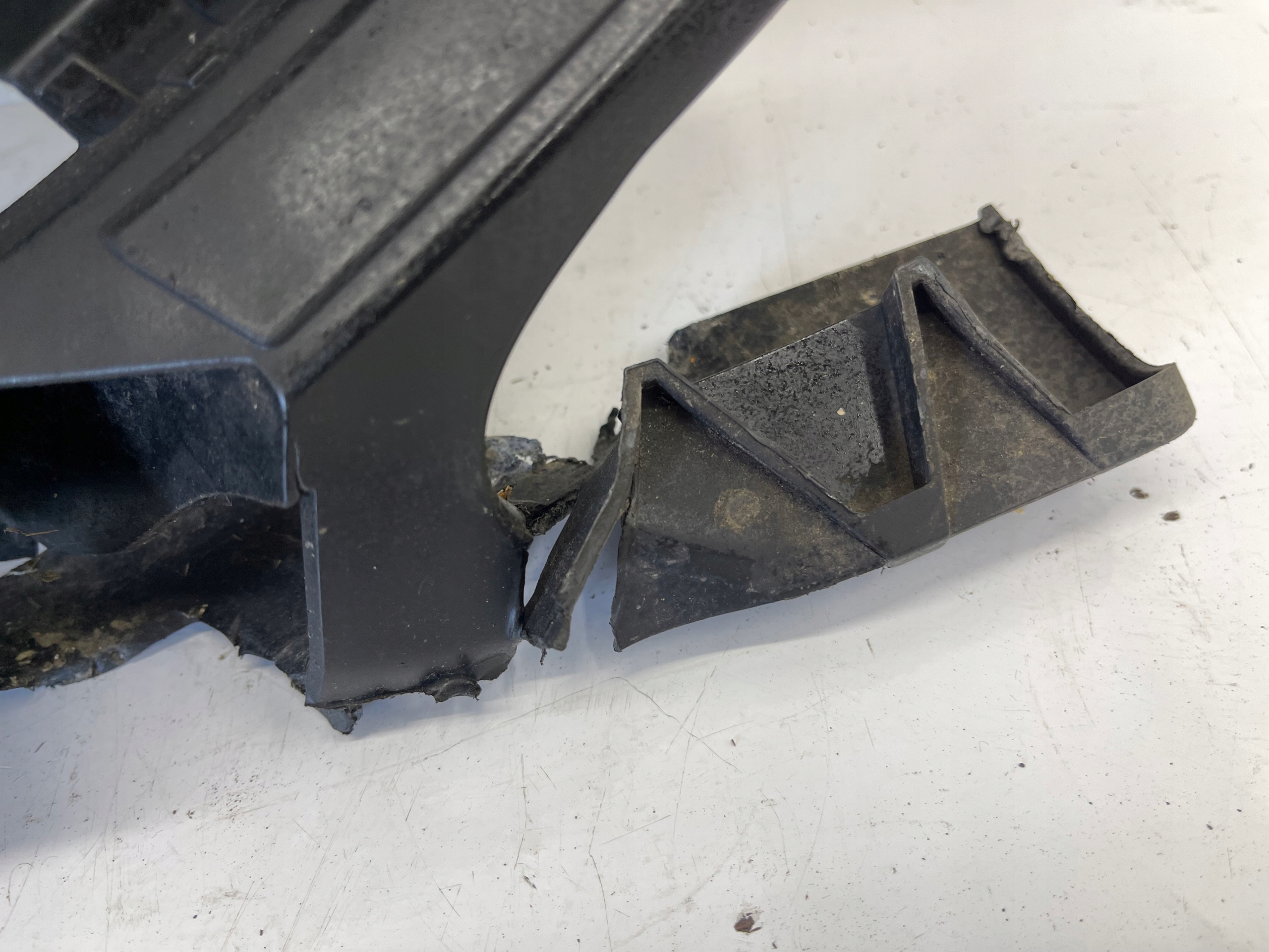 BMW 2 F45 F46 left bumper bracket front front 7301548