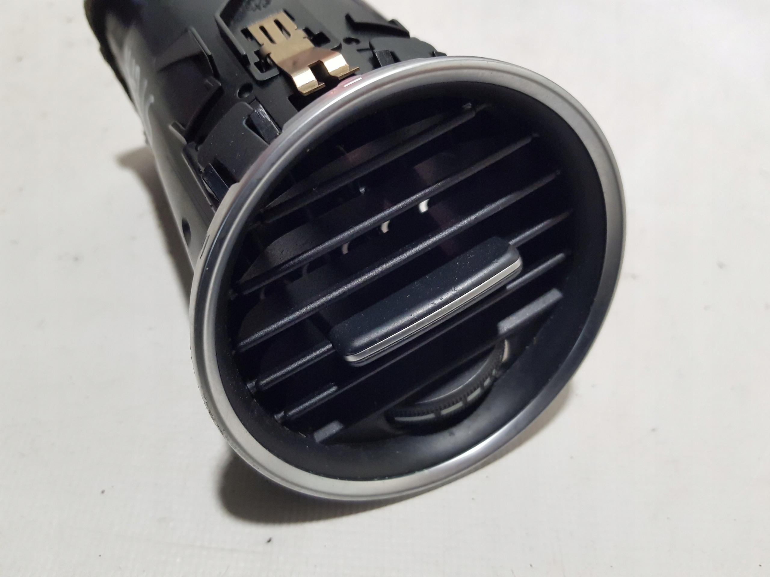 MERCEDES W204 LIFT grid air conditioning devices left A2048306754